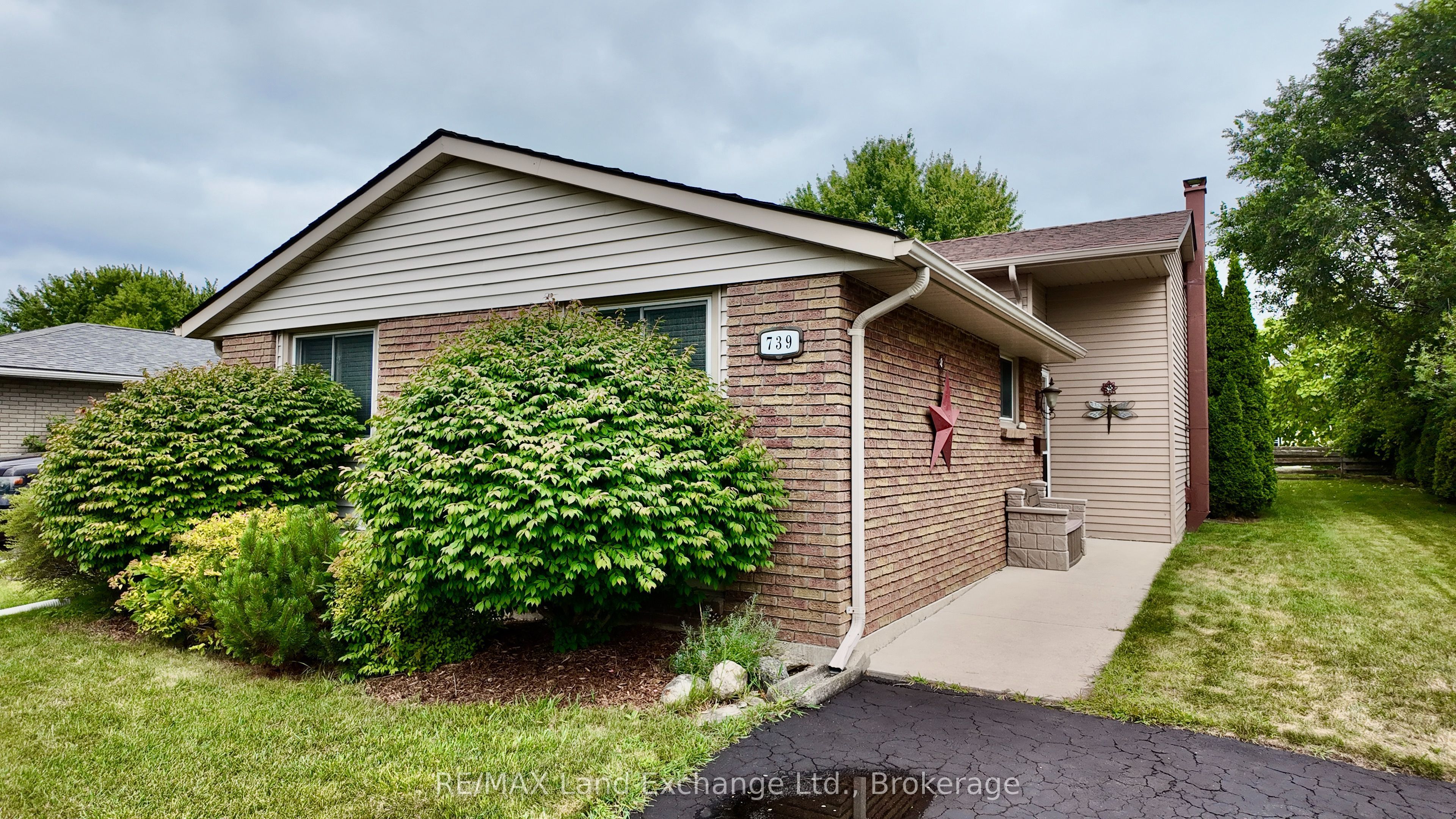 739 Palmateer Drive Property Photo 1