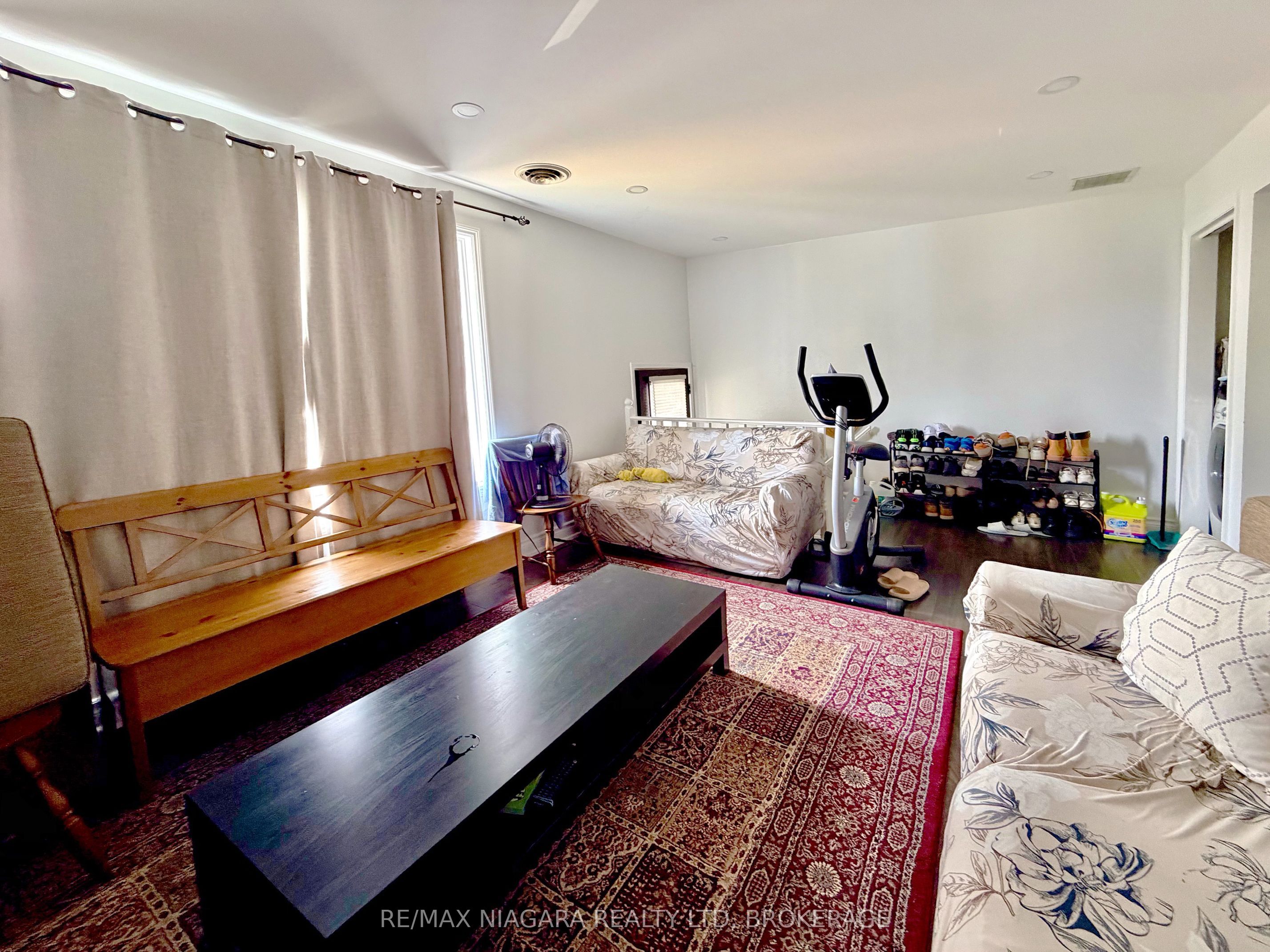 6475 Taylor Street Upper Property Photo 4