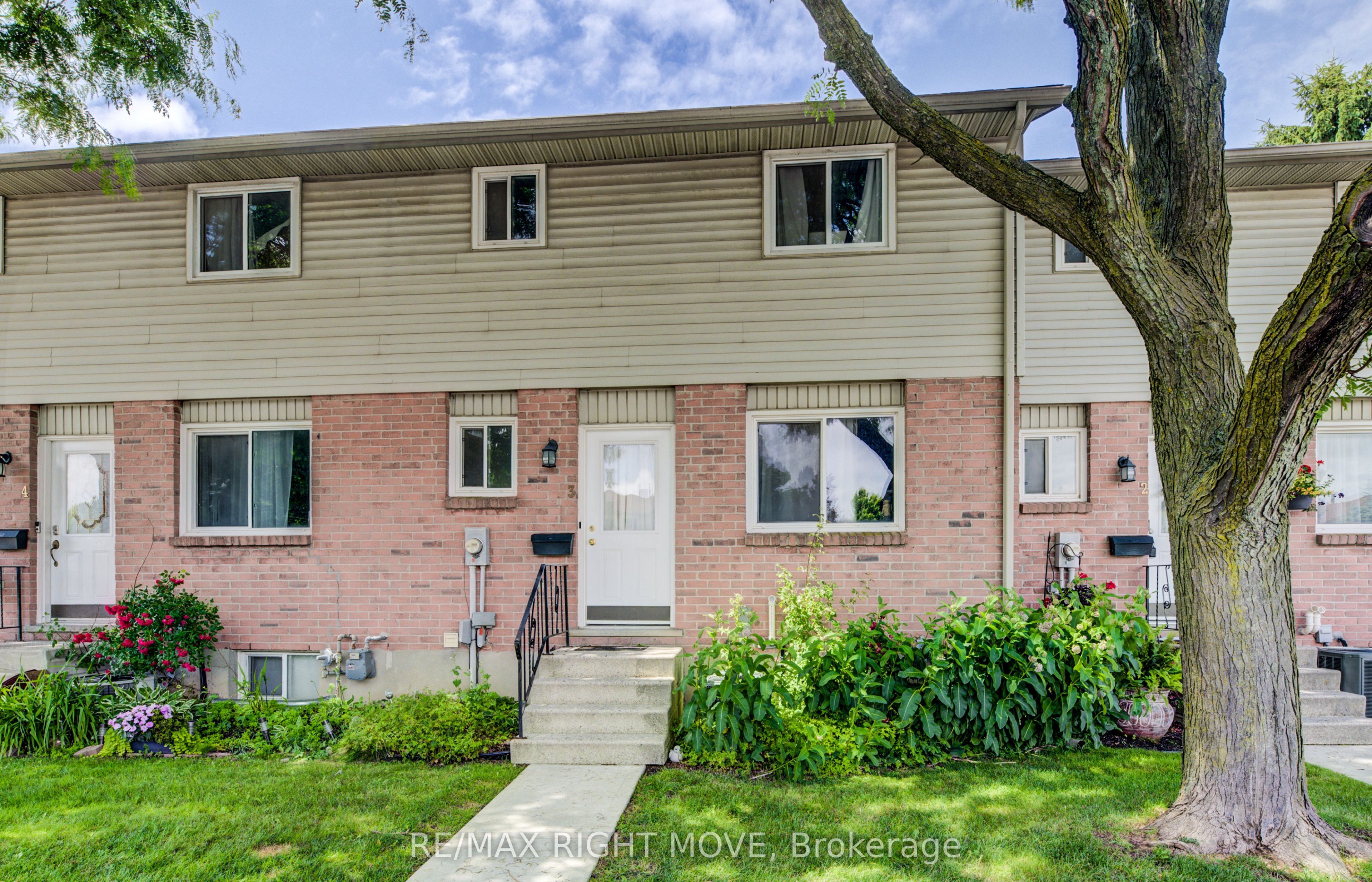 486 Springbank Avenue N 3 Property Photo 1