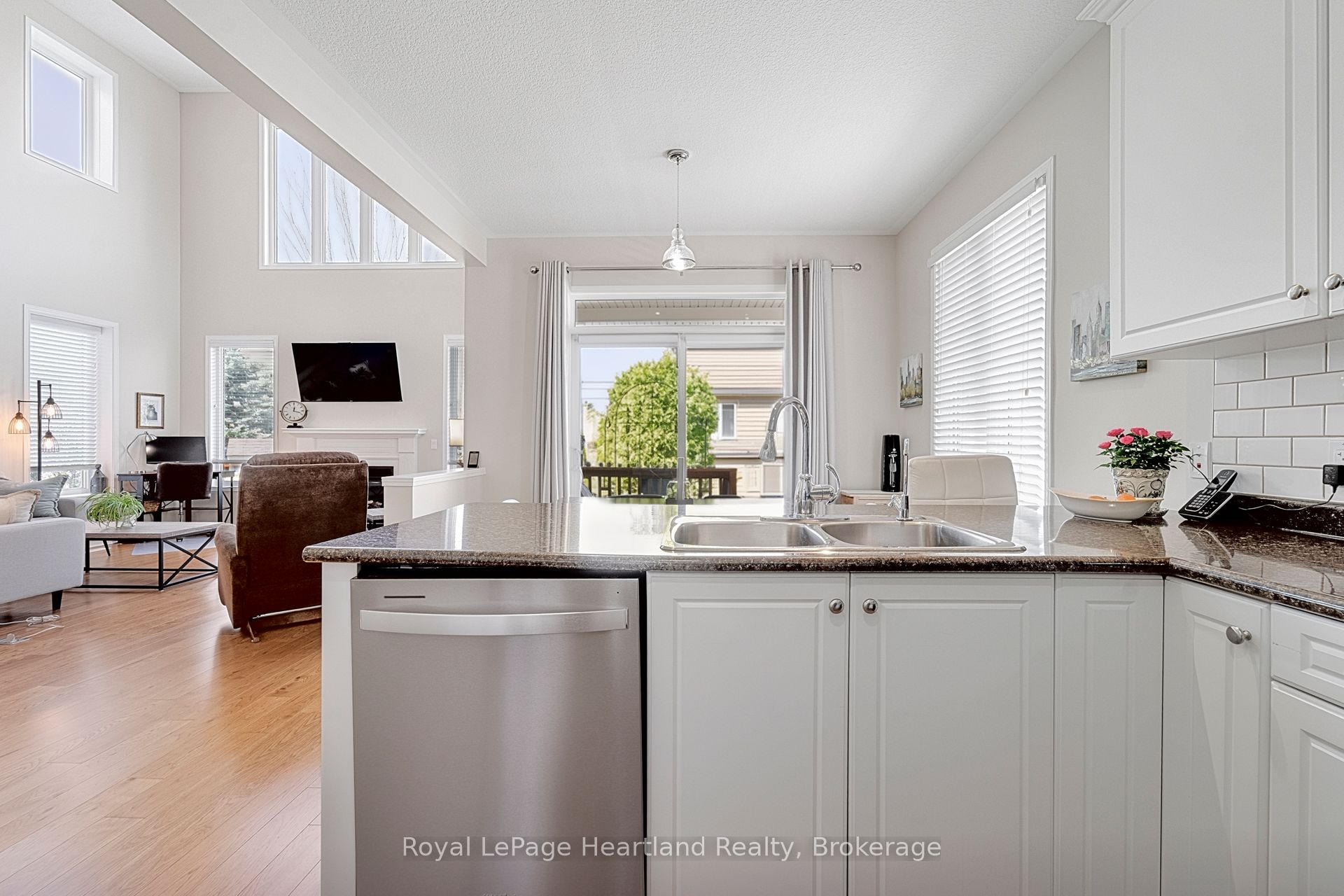 16 Macpherson Avenue Property Photo 22