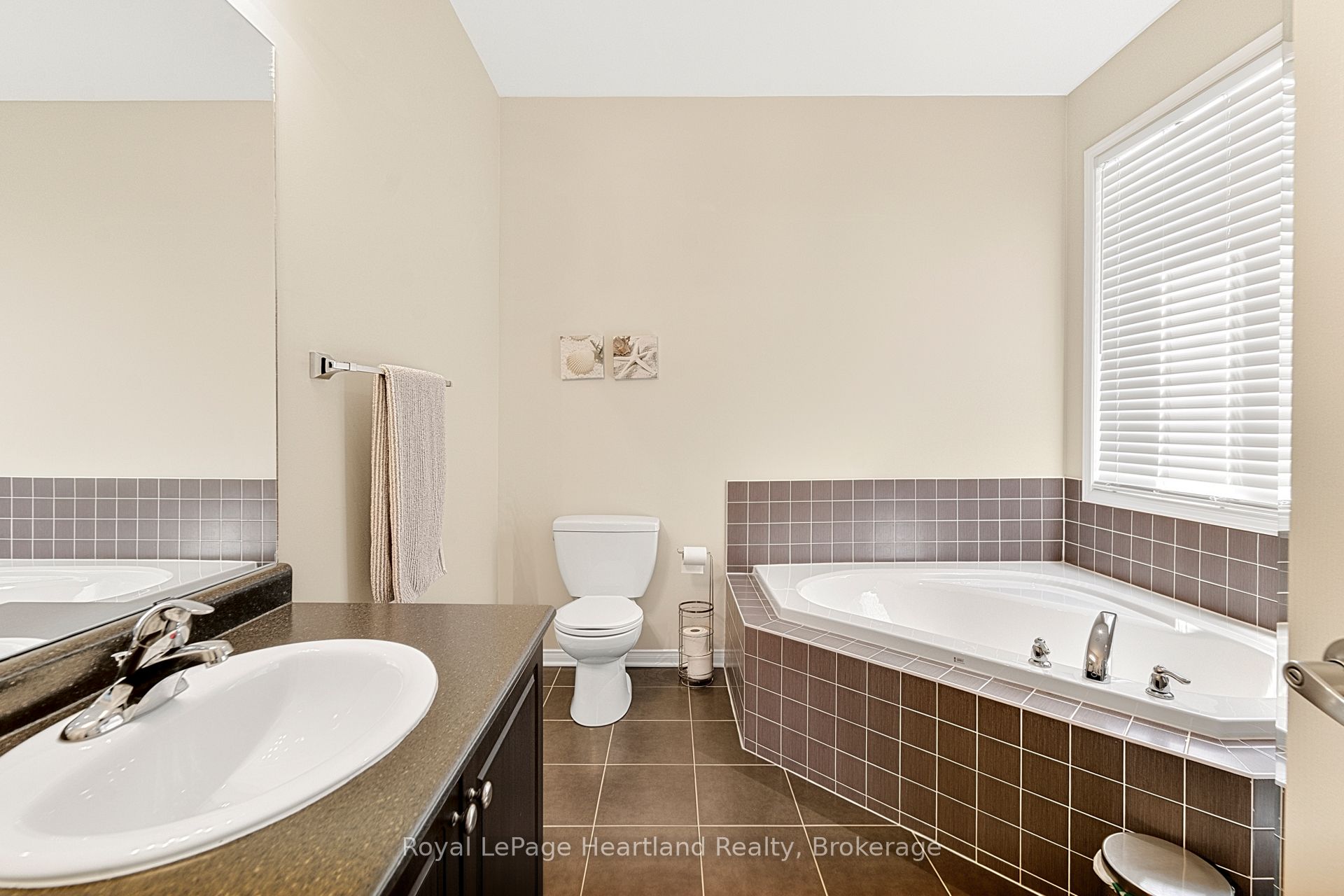 16 Macpherson Avenue Property Photo 26