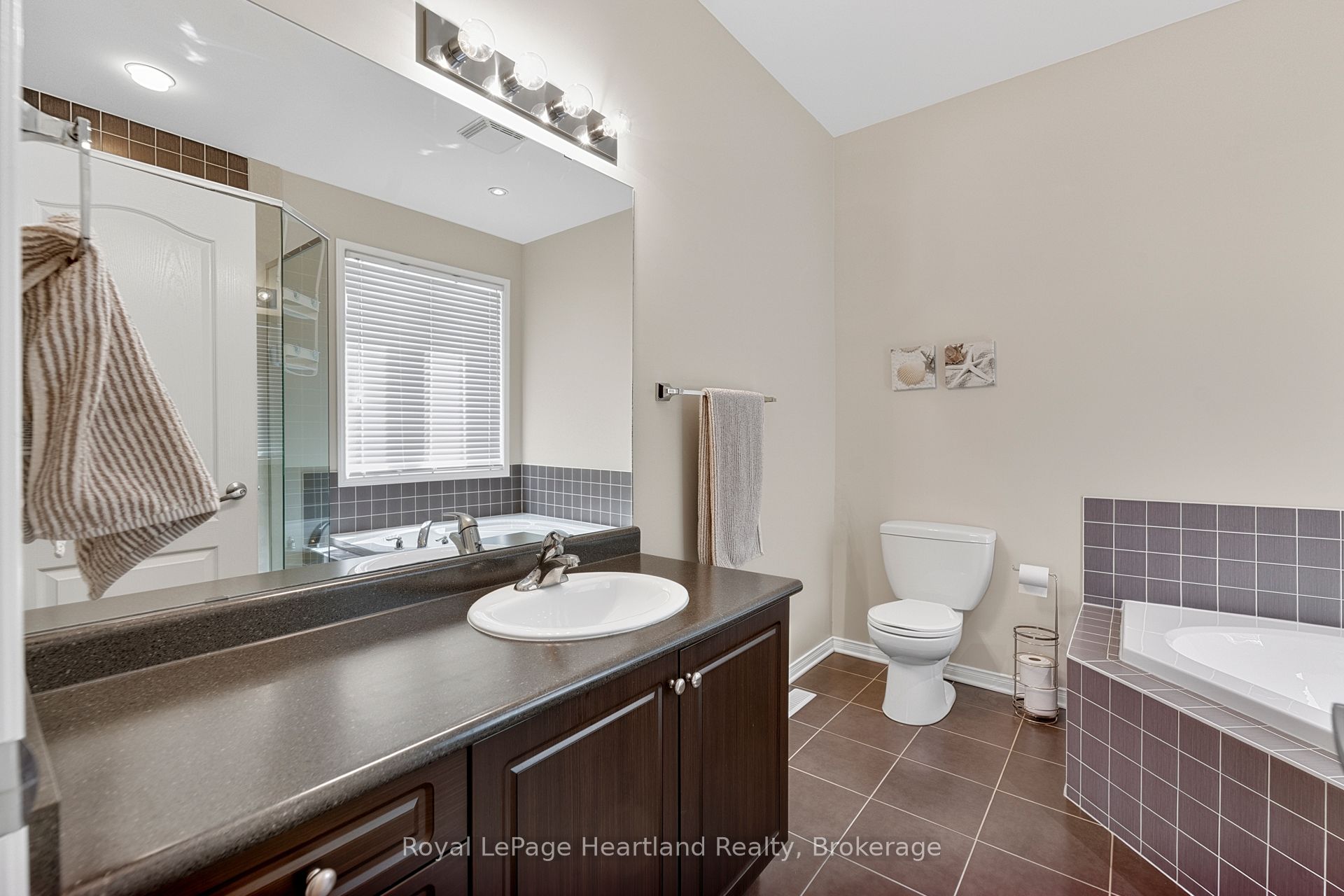 16 Macpherson Avenue Property Photo 27