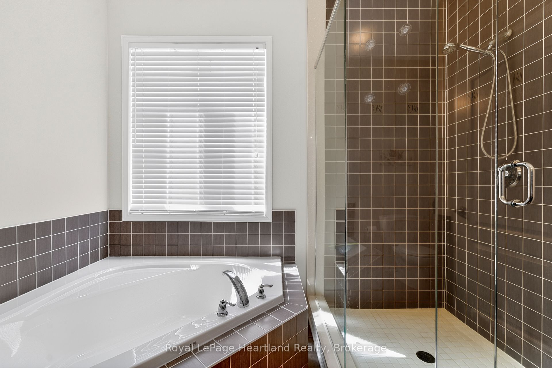 16 Macpherson Avenue Property Photo 28