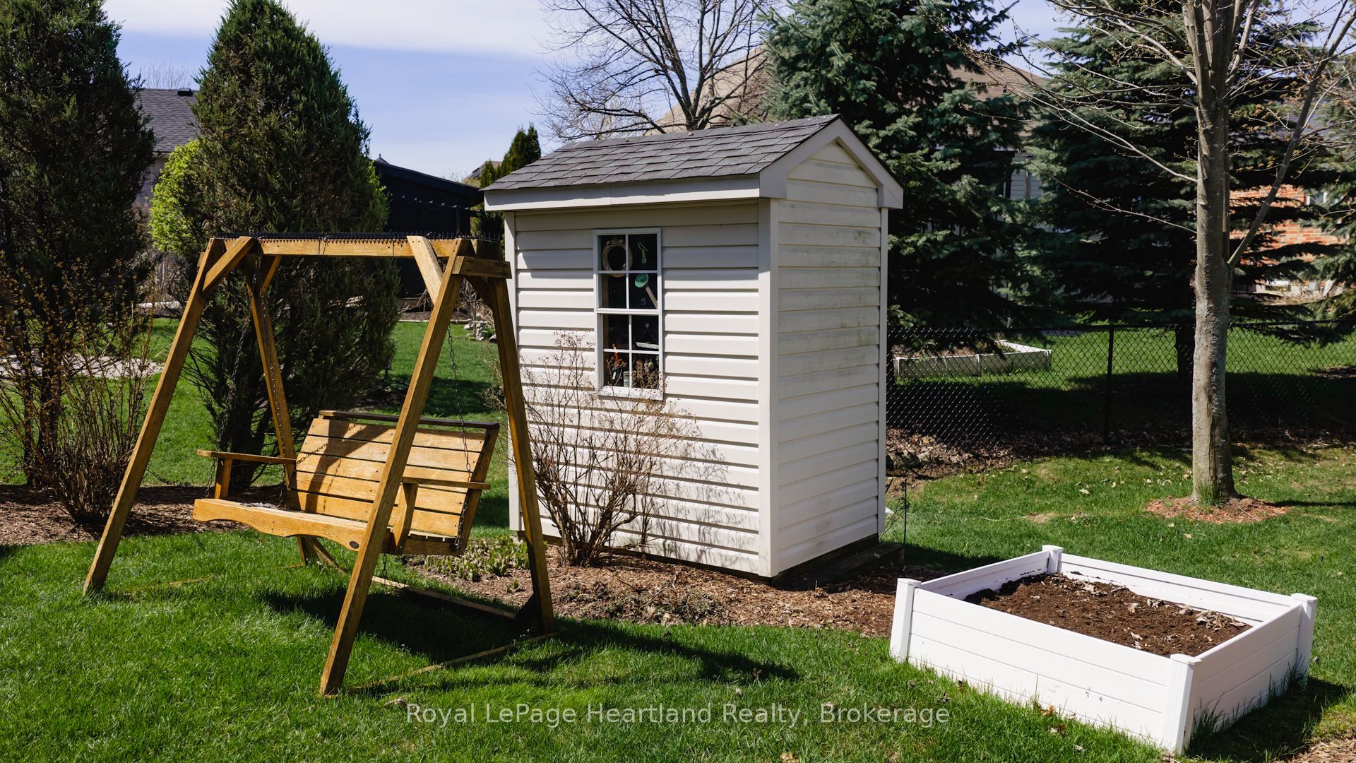 16 Macpherson Avenue Property Photo 40