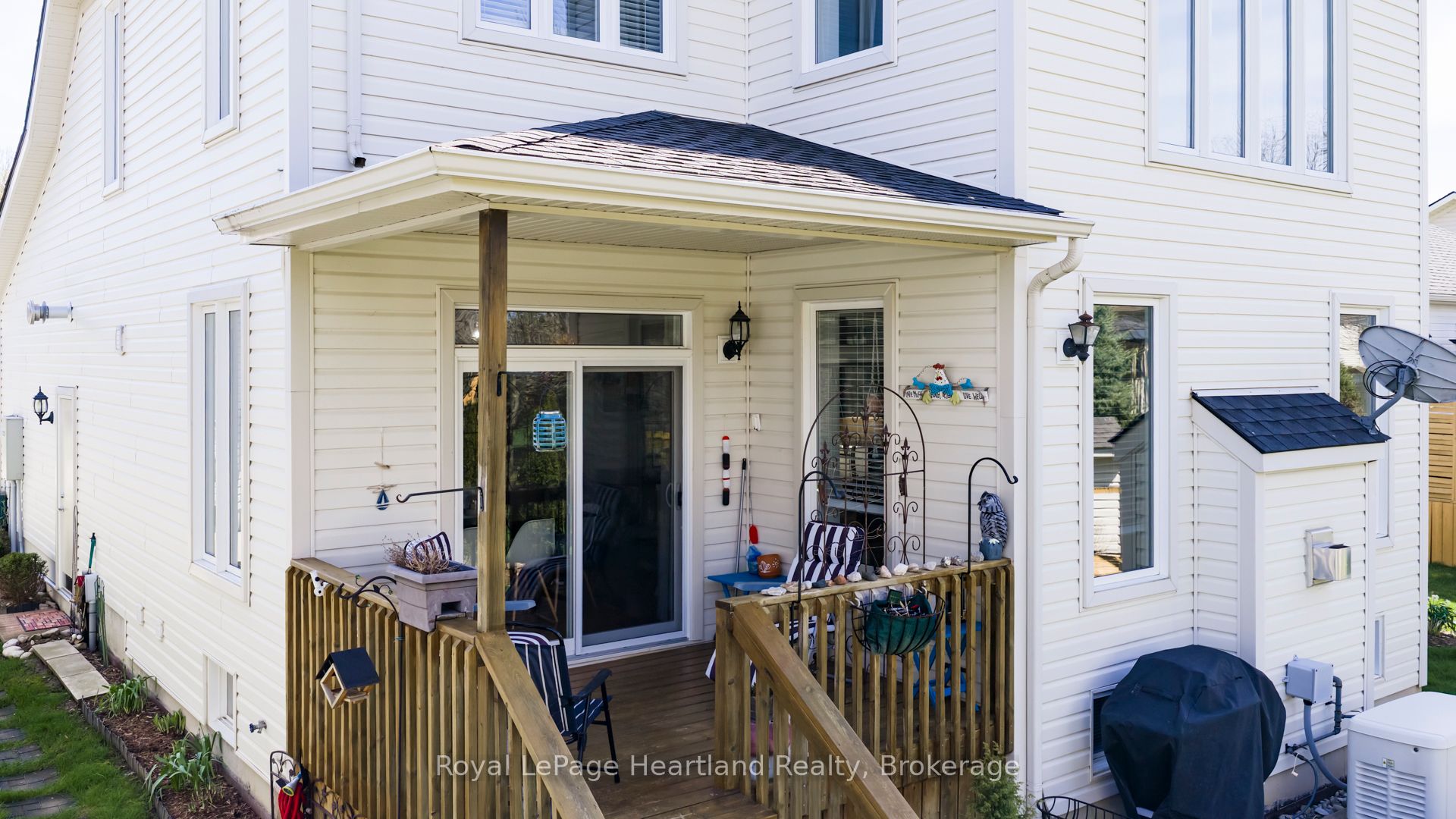 16 Macpherson Avenue Property Photo 44