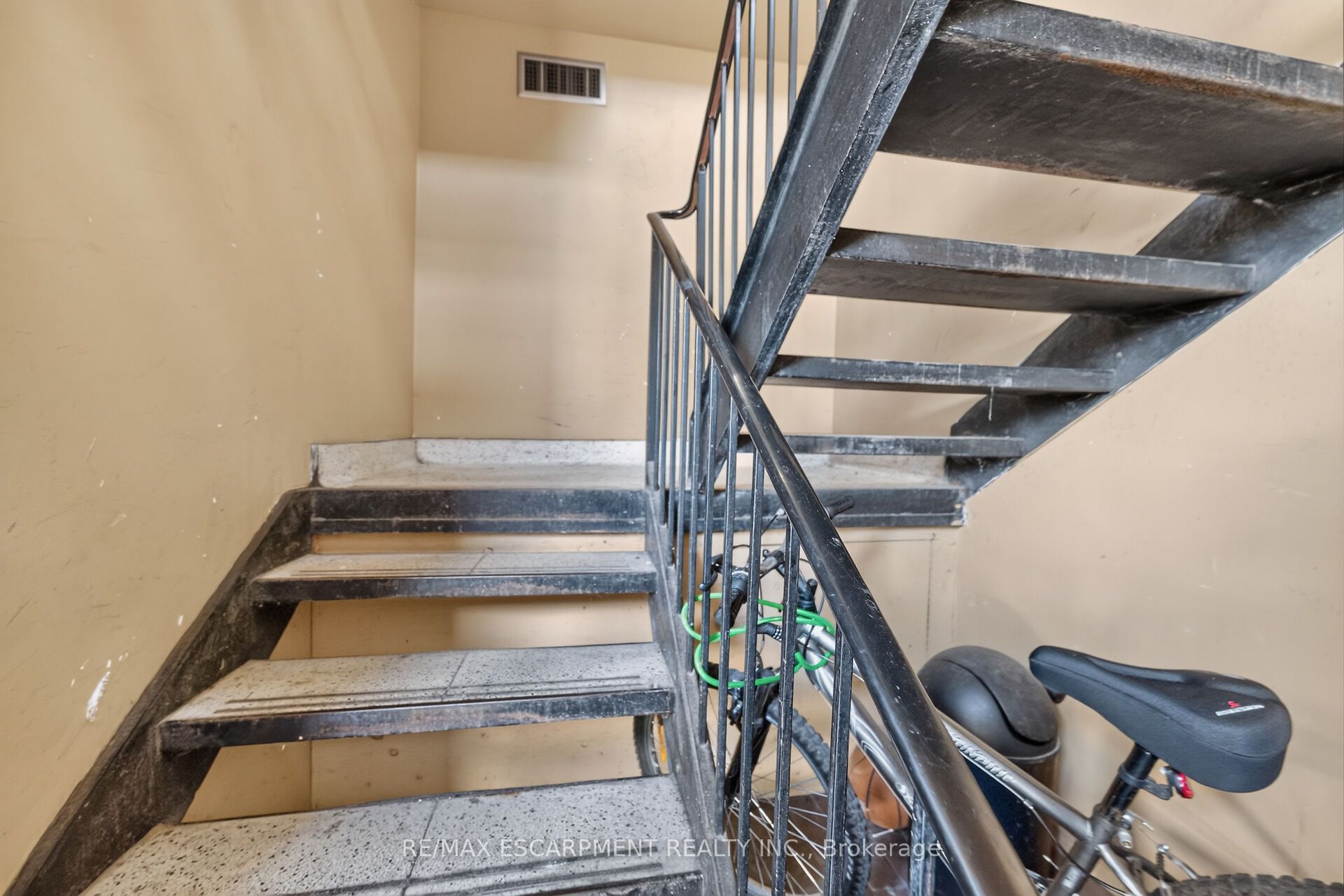 1292 Barton Street E Property Photo 17