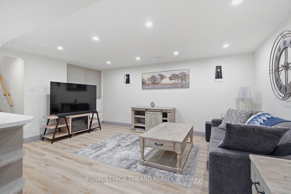 27 Aldborough Avenue Property Photo 11