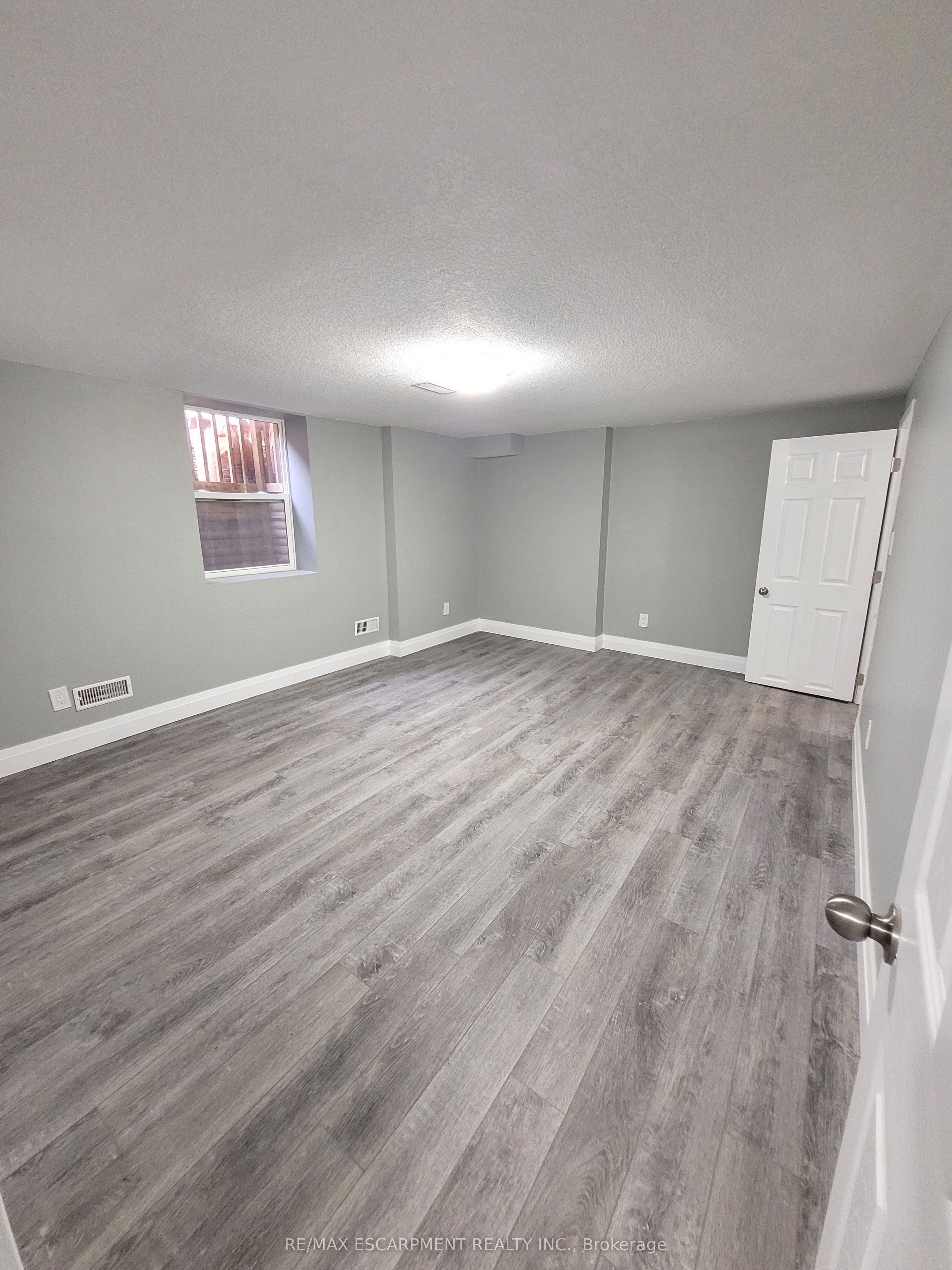 76 Glenview Avenue Lower Property Photo 6