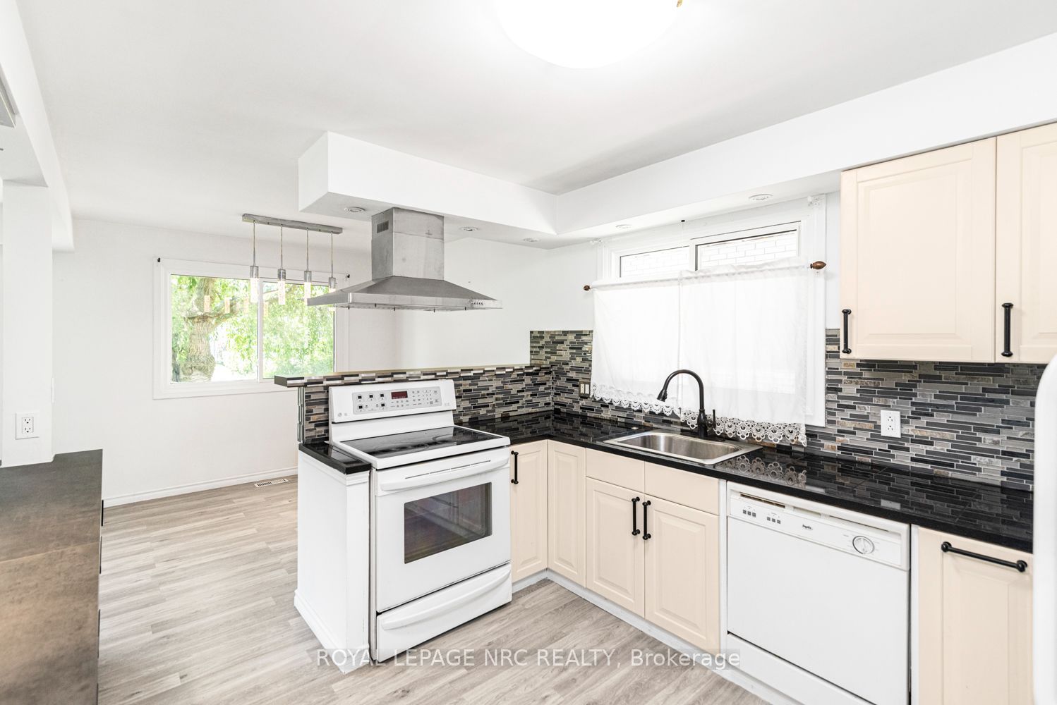 100 Mountain Avenue N Property Photo 16