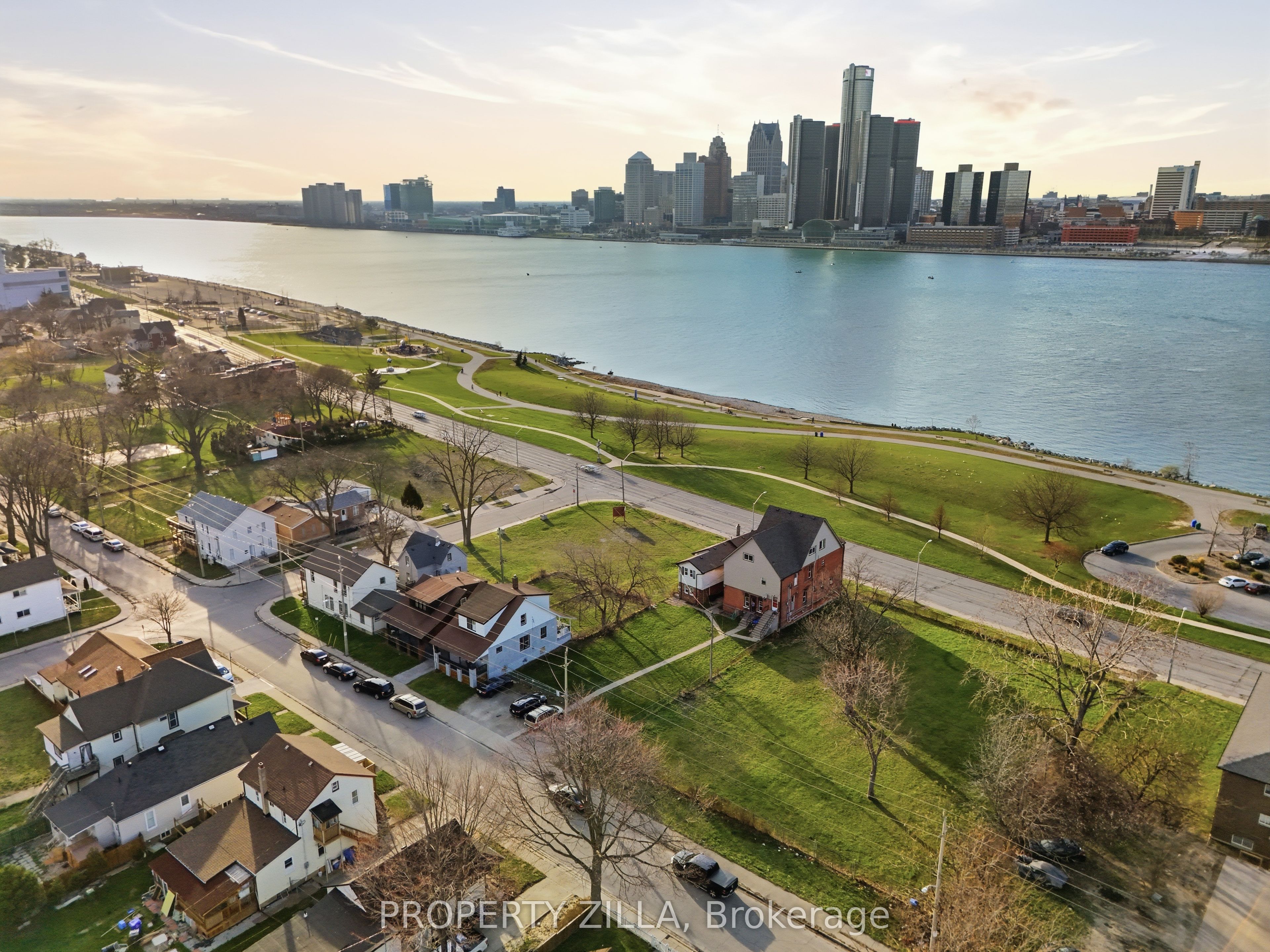 819-829 RIVERSIDE Drive E Property Photo 1