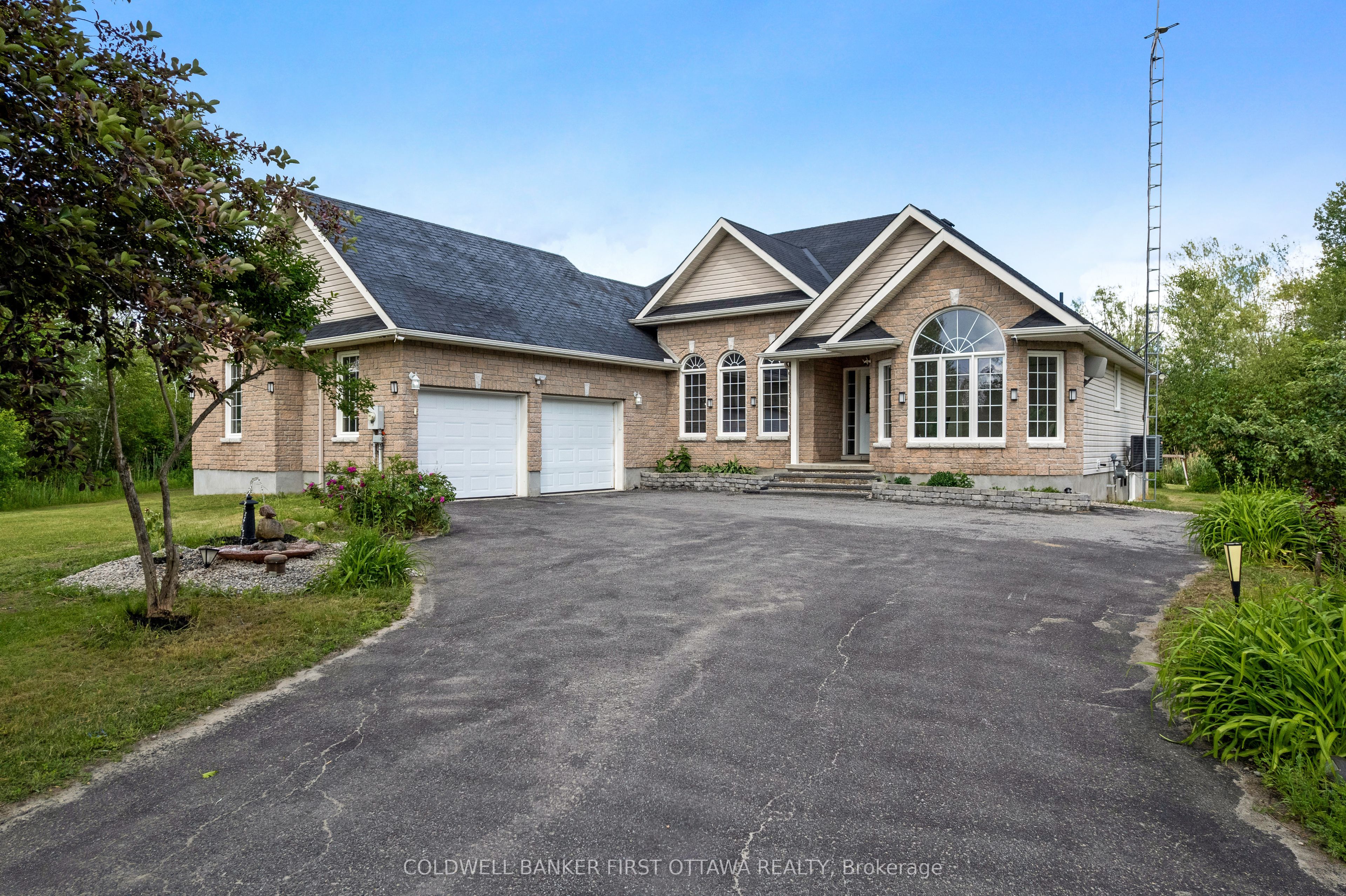 11 Rideau Crossing Crescent Property Photo 1