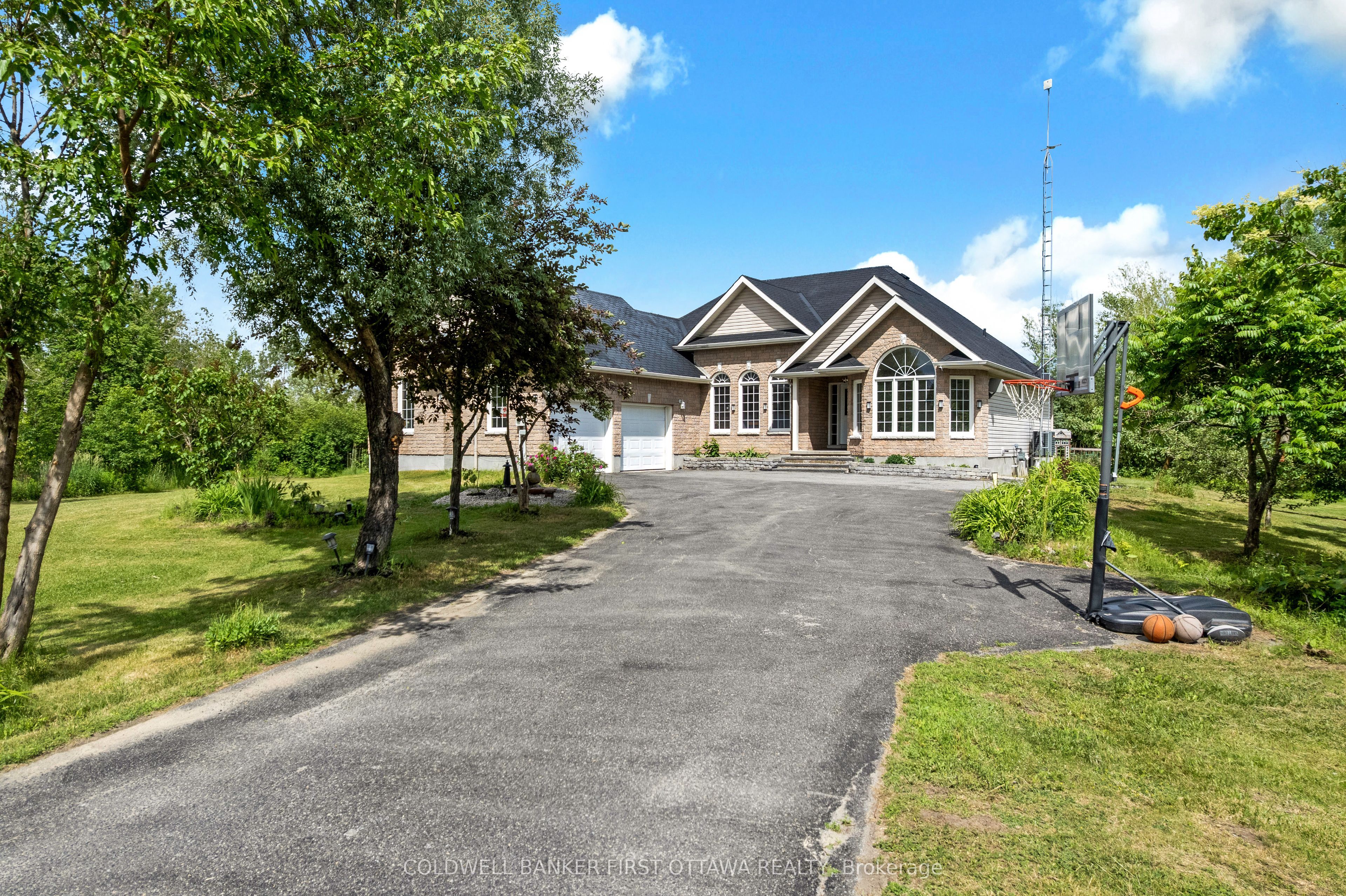 11 Rideau Crossing Crescent Property Photo 2