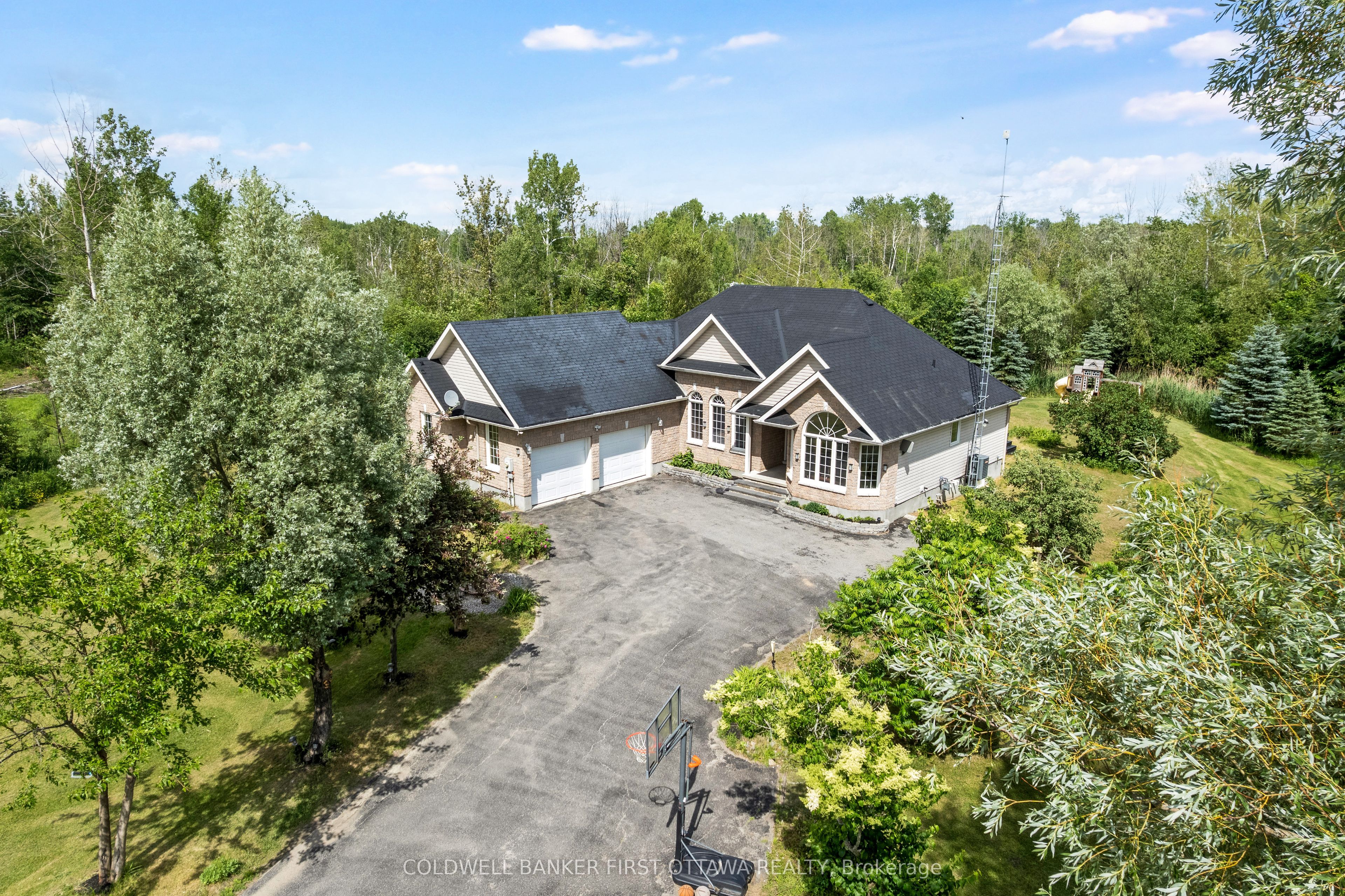11 Rideau Crossing Crescent Property Photo 3