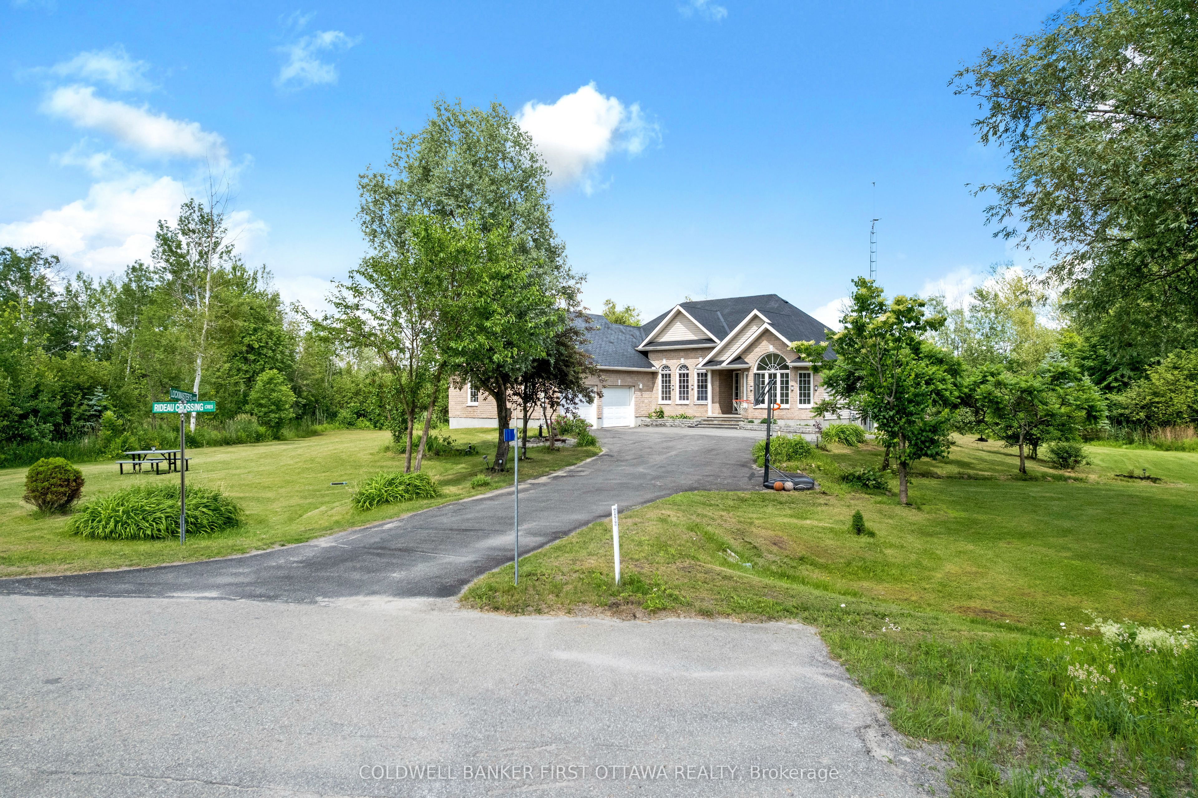 11 Rideau Crossing Crescent Property Photo 4