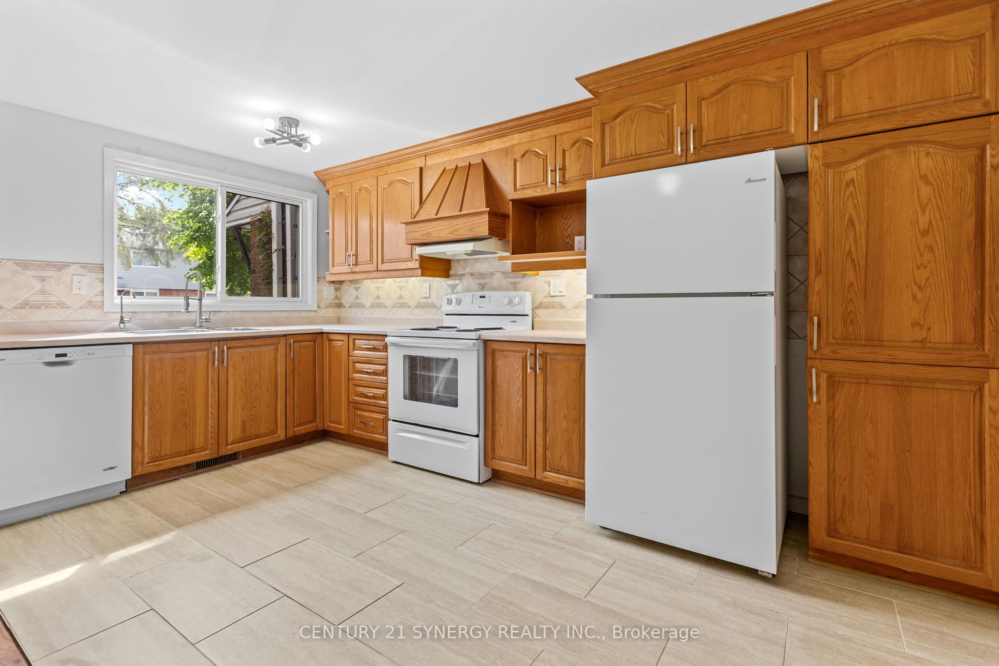 1472 Heatherington Road C Property Photo 8