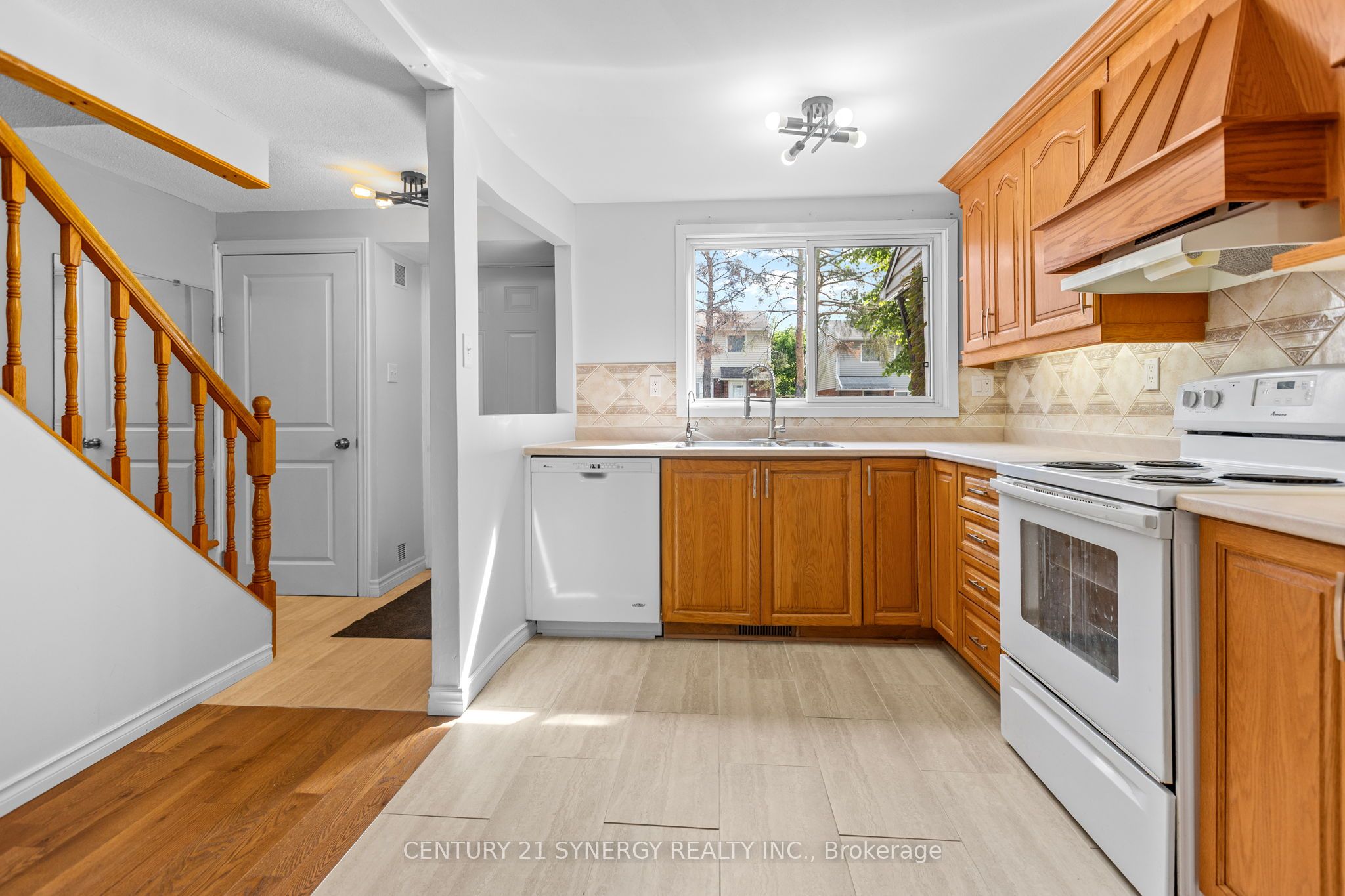 1472 Heatherington Road C Property Photo 9