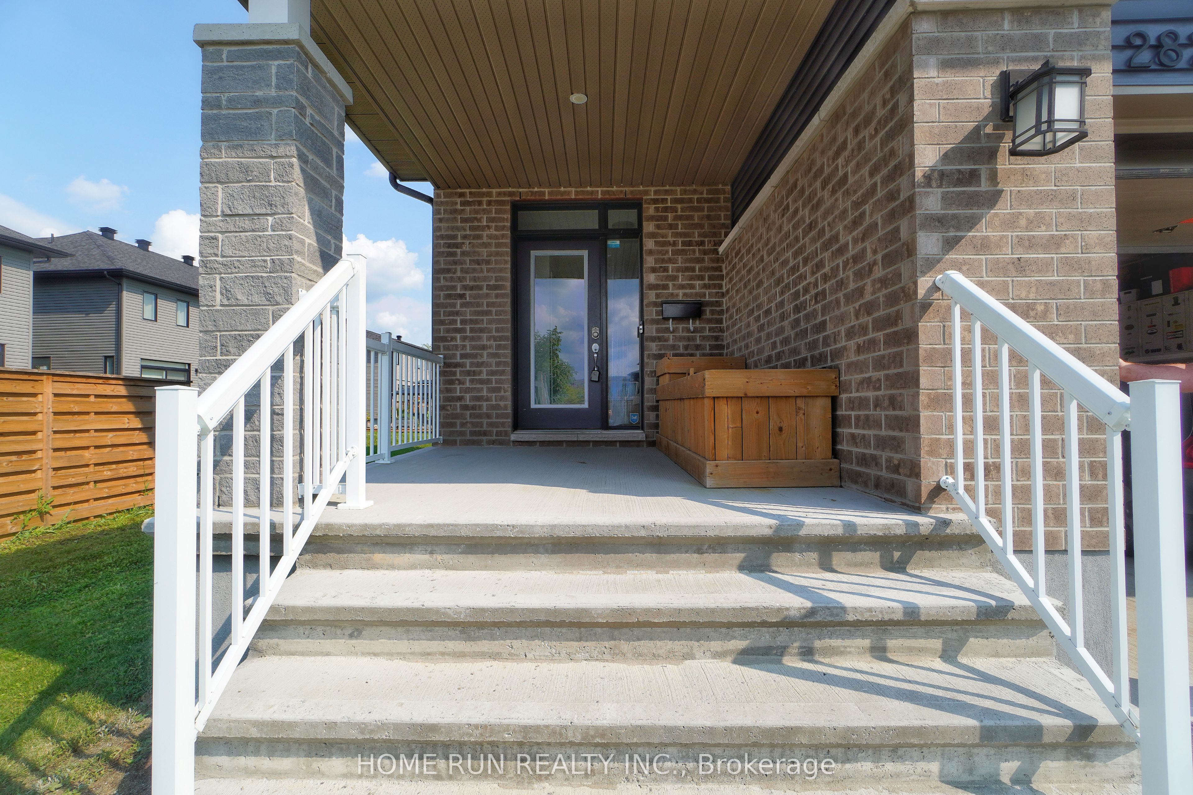282 Nelson Street E Property Photo 2