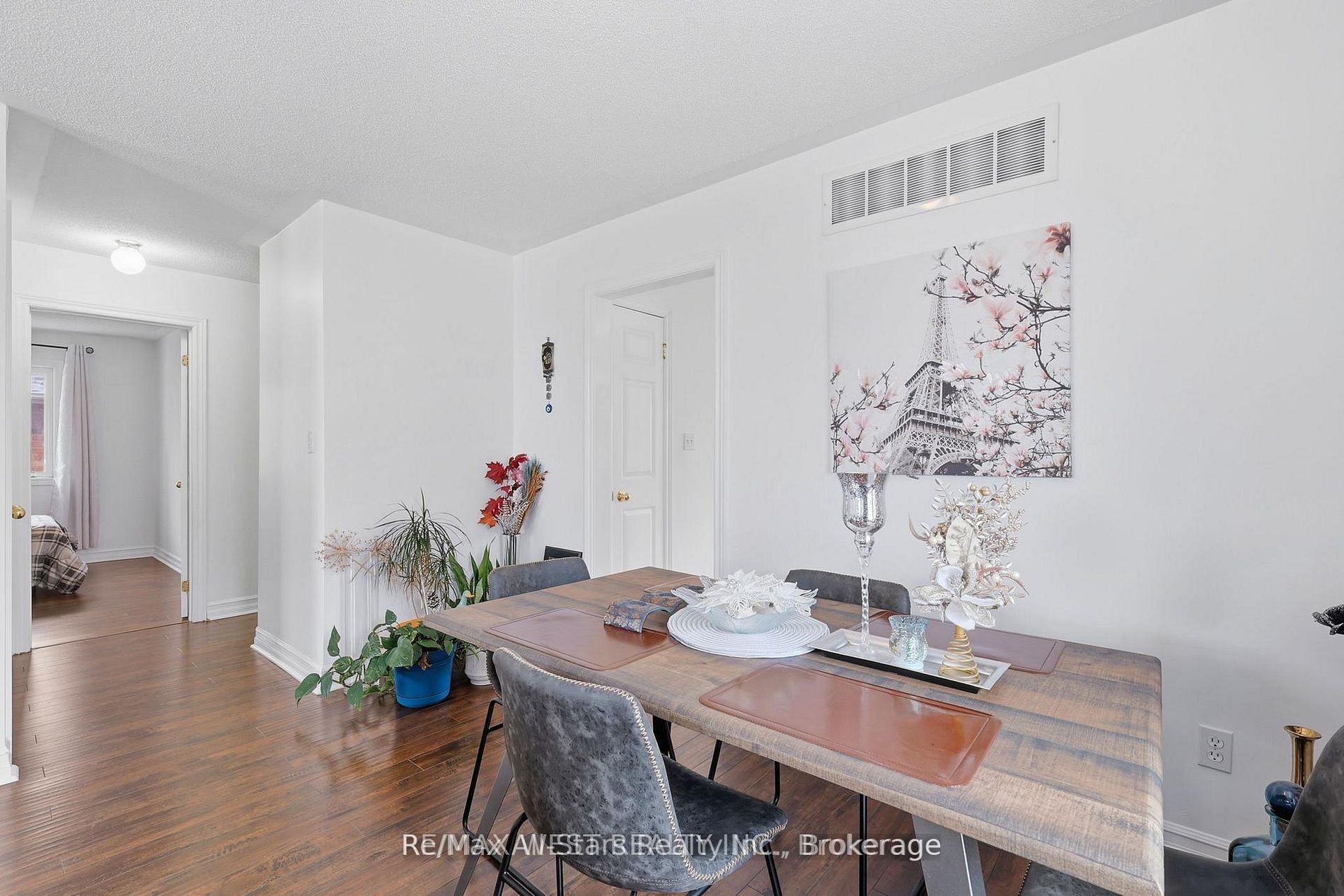 20 Eakins Crescent Property Photo 8