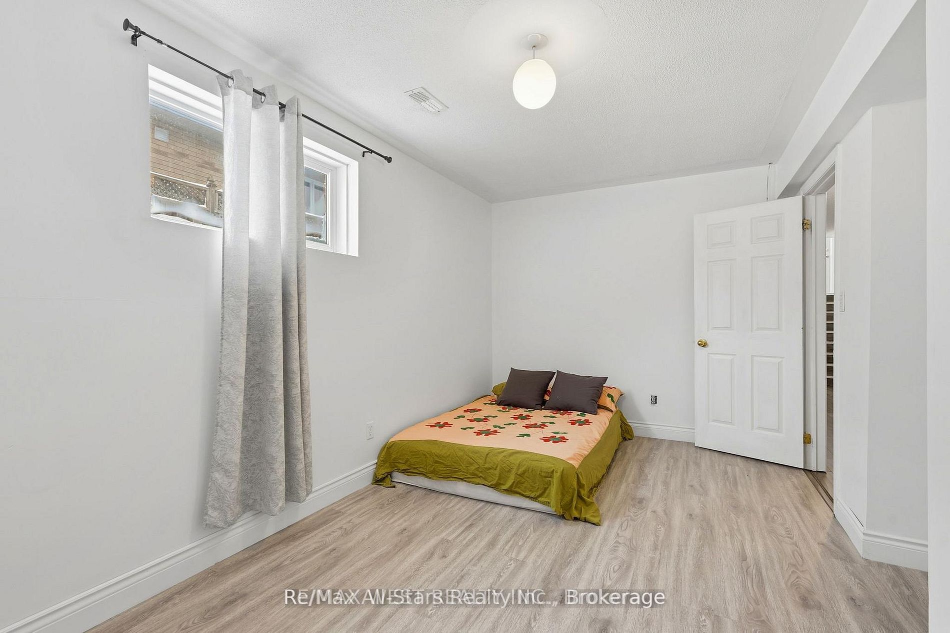 20 Eakins Crescent Property Photo 33