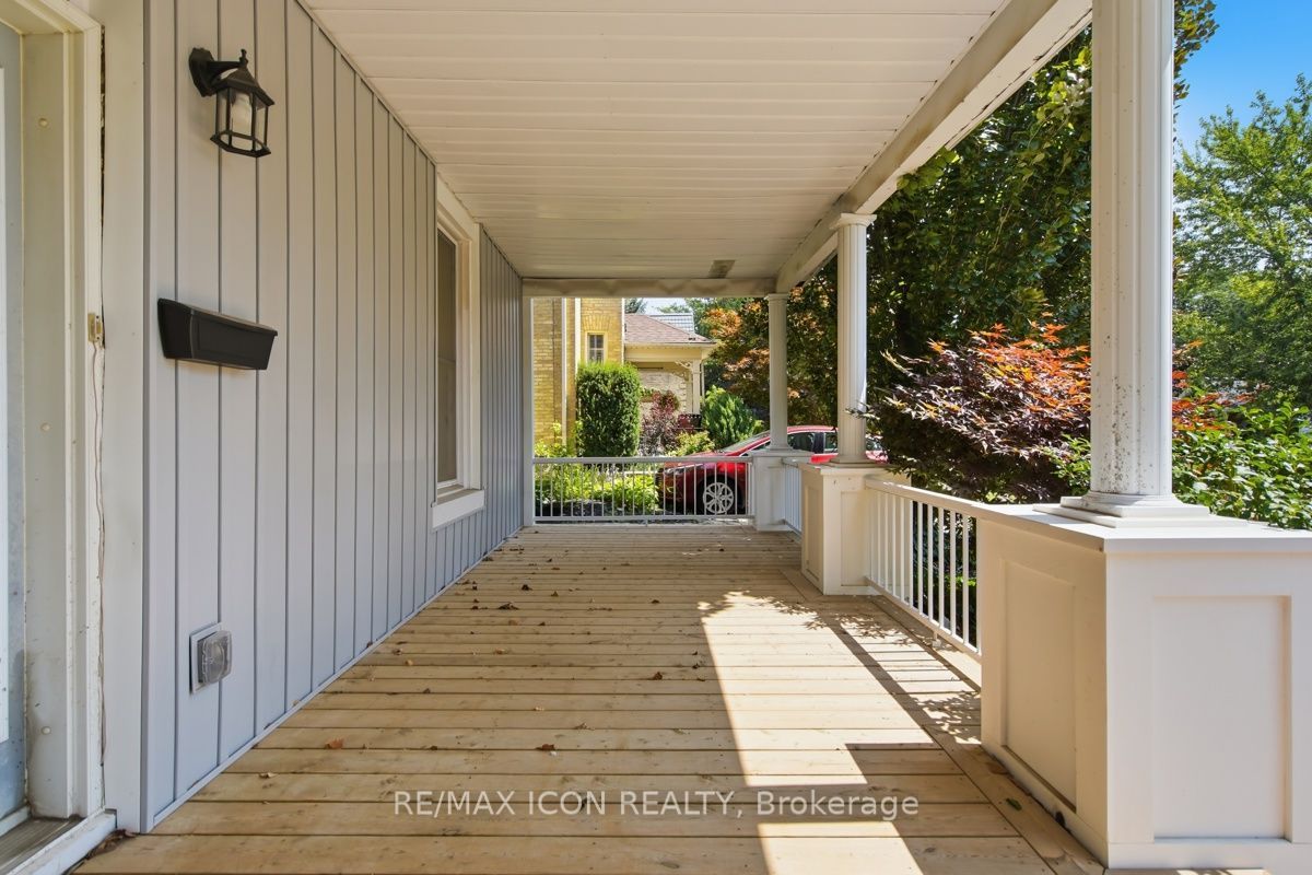 159 Front Street W Property Photo 5