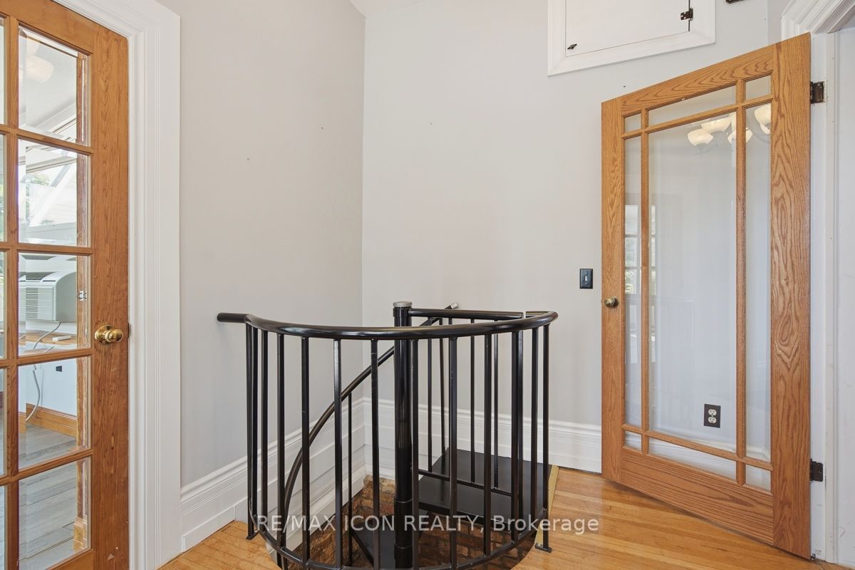 159 Front Street W Property Photo 7
