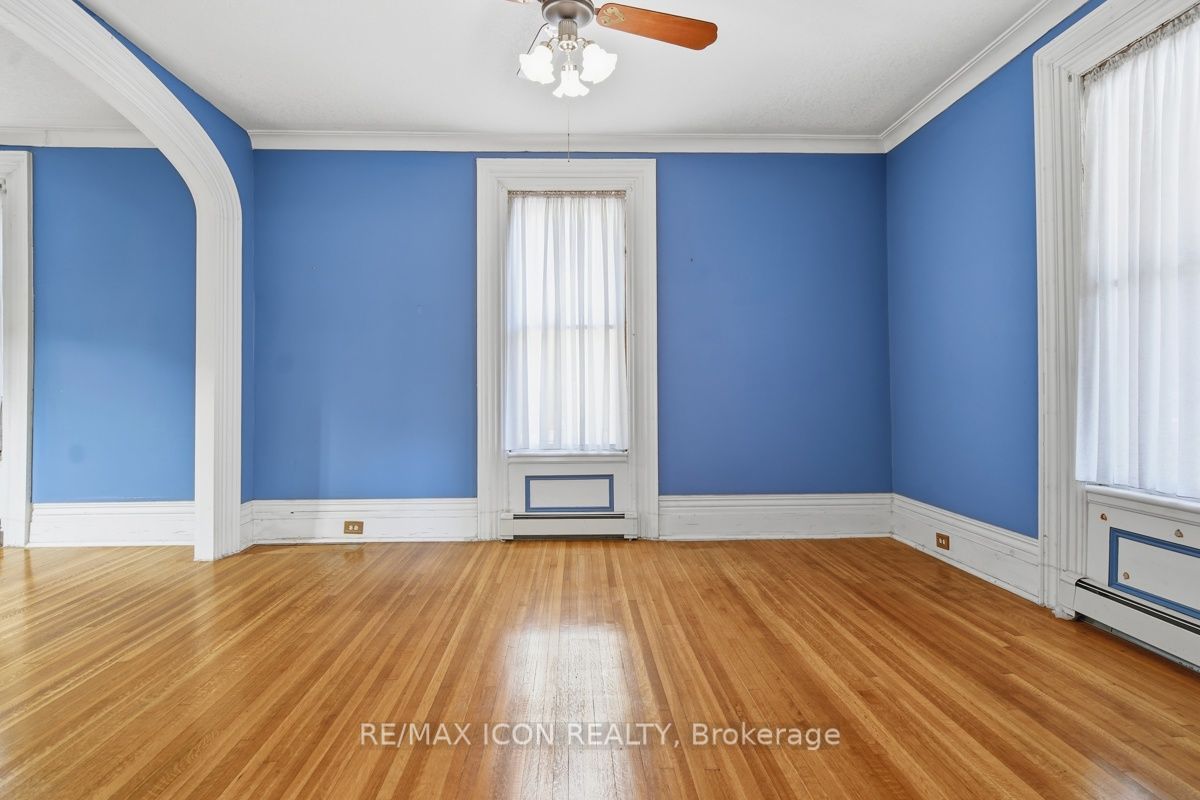 159 Front Street W Property Photo 8