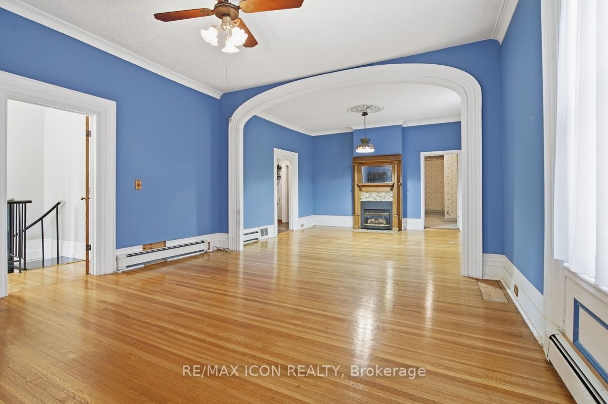 159 Front Street W Property Photo 9