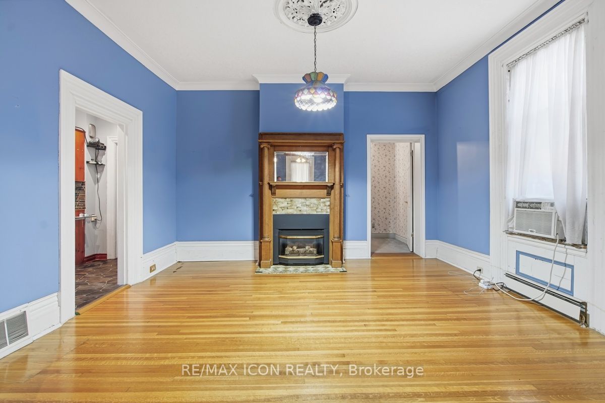 159 Front Street W Property Photo 10