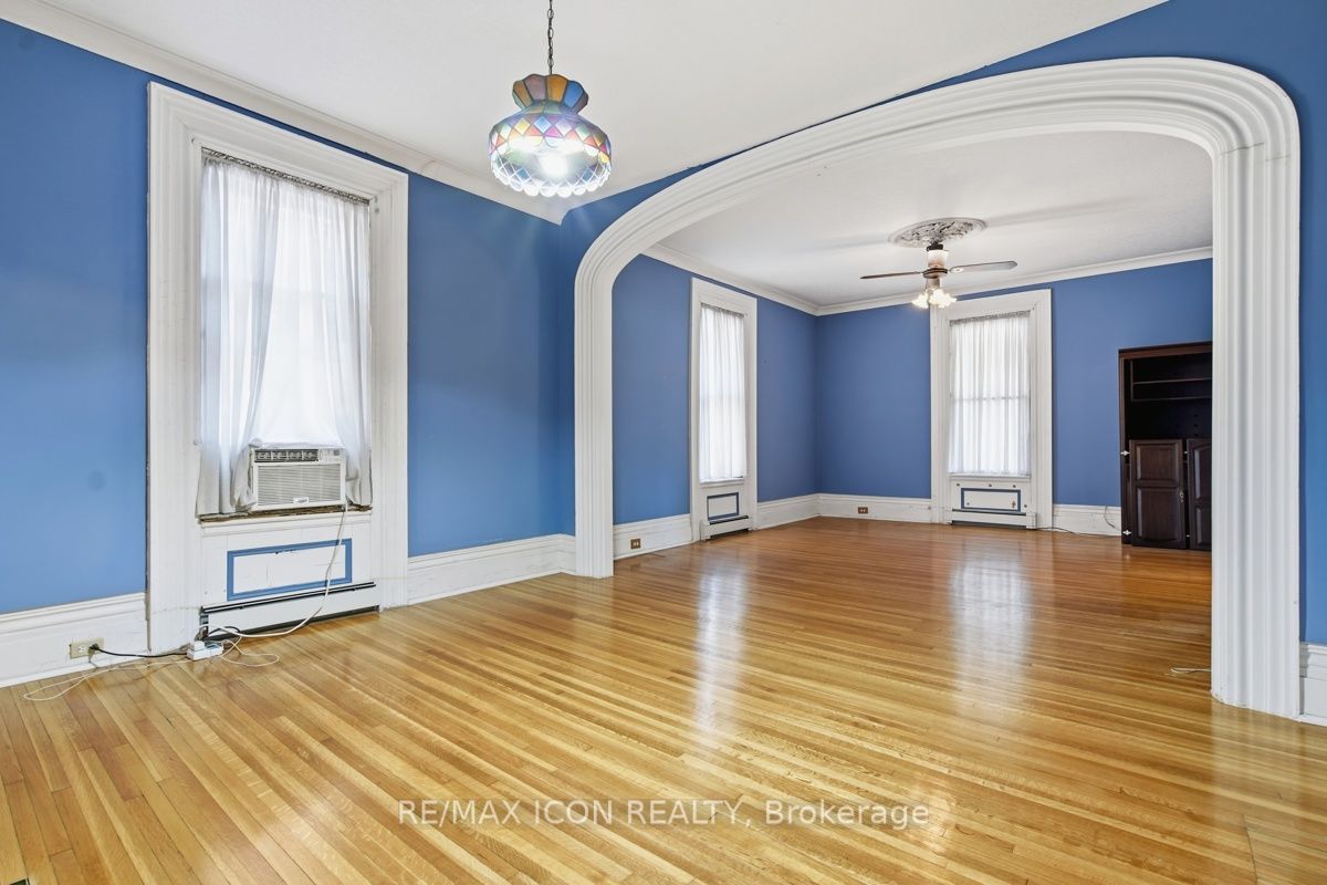 159 Front Street W Property Photo 11