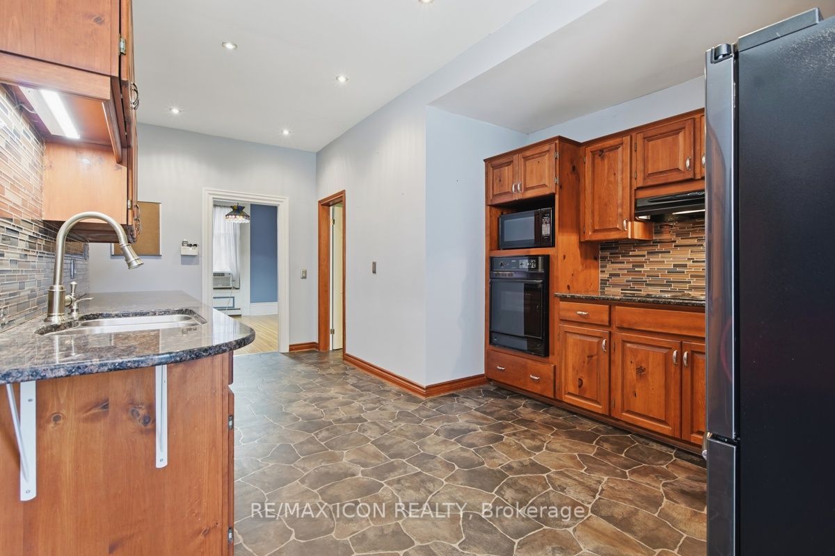 159 Front Street W Property Photo 12