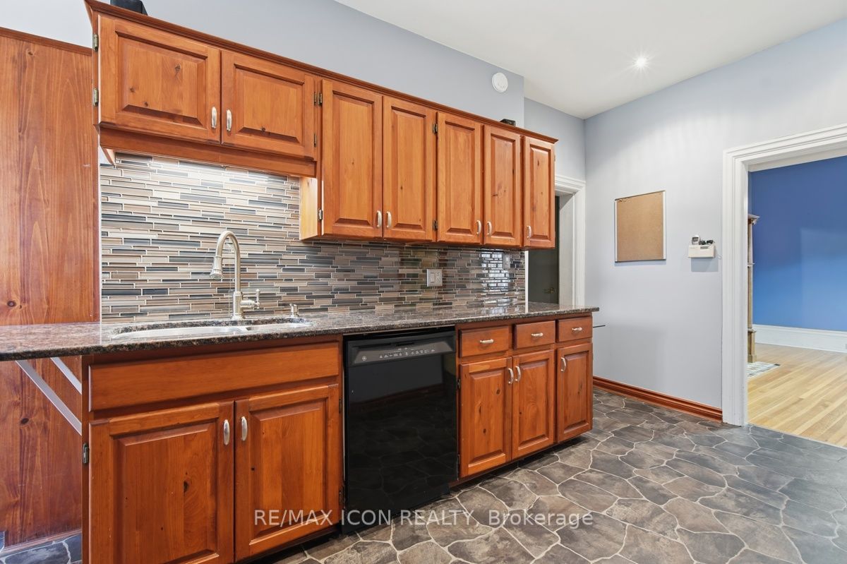 159 Front Street W Property Photo 14
