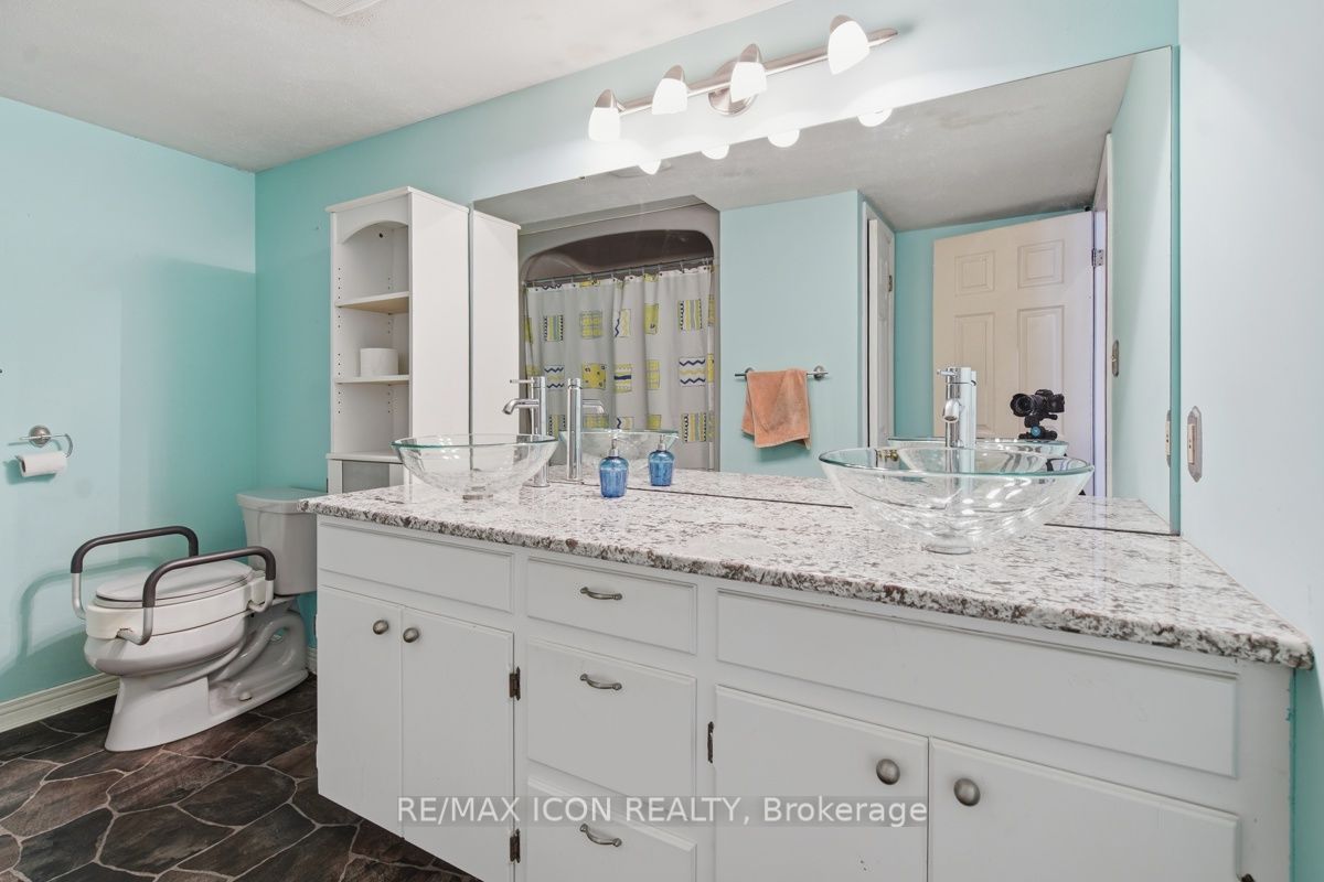 159 Front Street W Property Photo 23