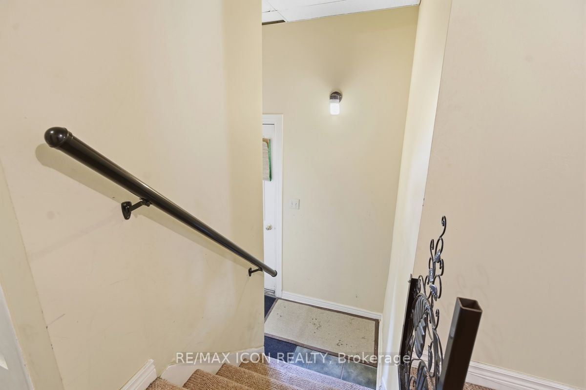 159 Front Street W Property Photo 32