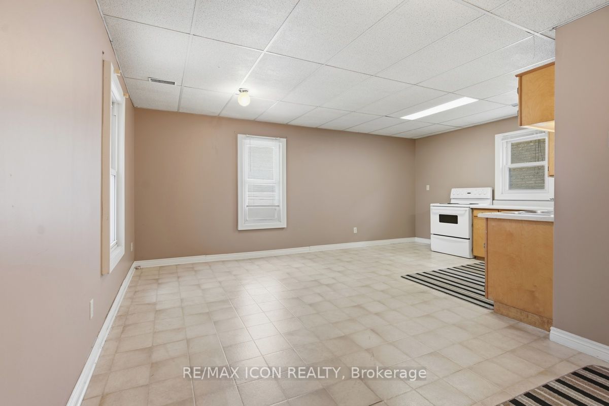 159 Front Street W Property Photo 33
