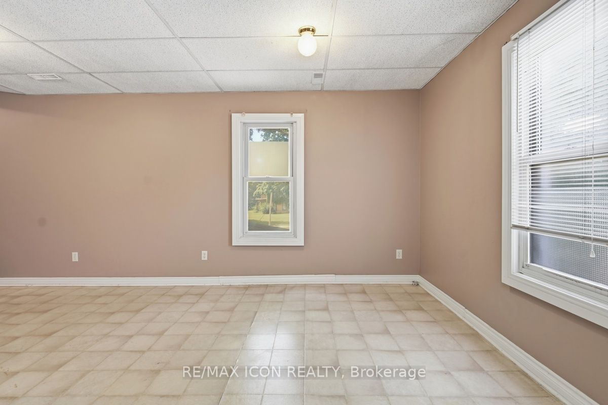 159 Front Street W Property Photo 35