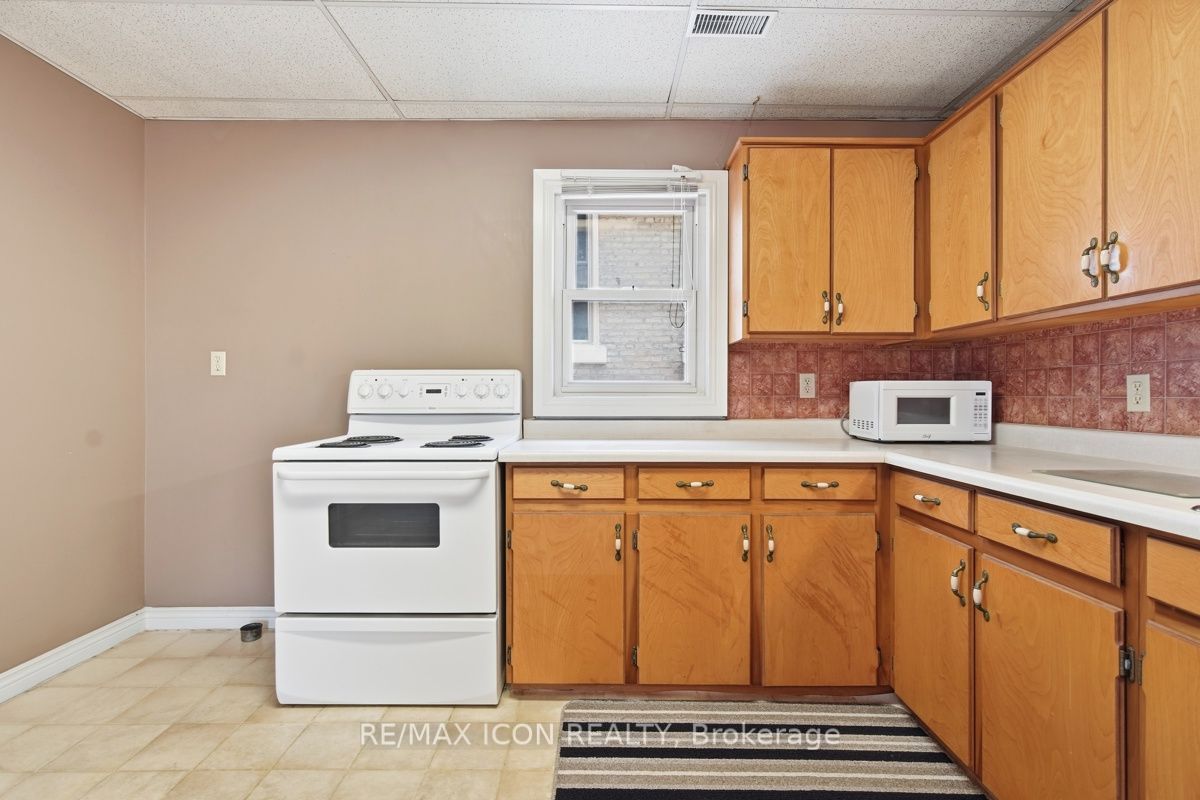 159 Front Street W Property Photo 37