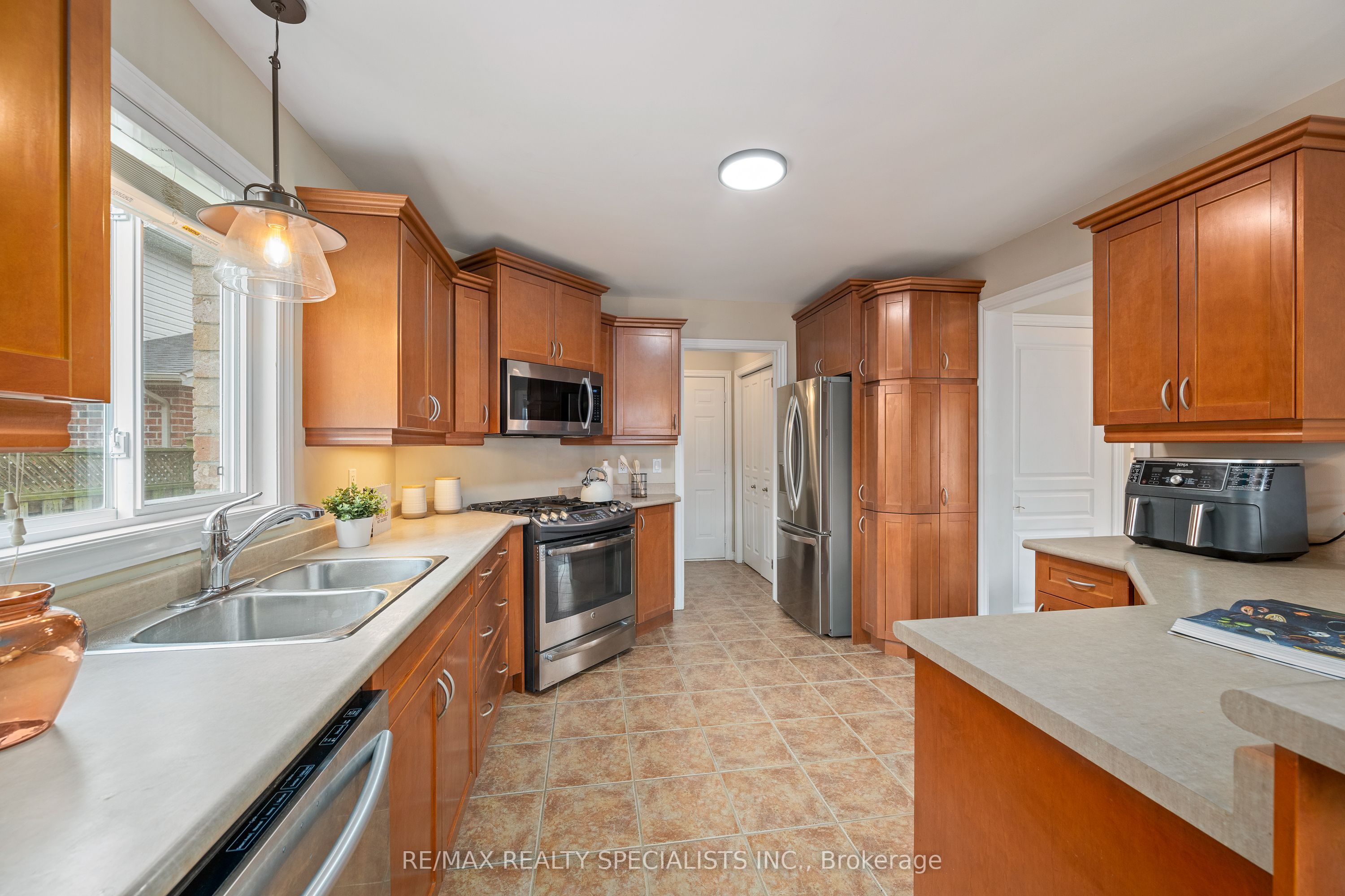 1865 Bayswater Crescent Property Photo 18