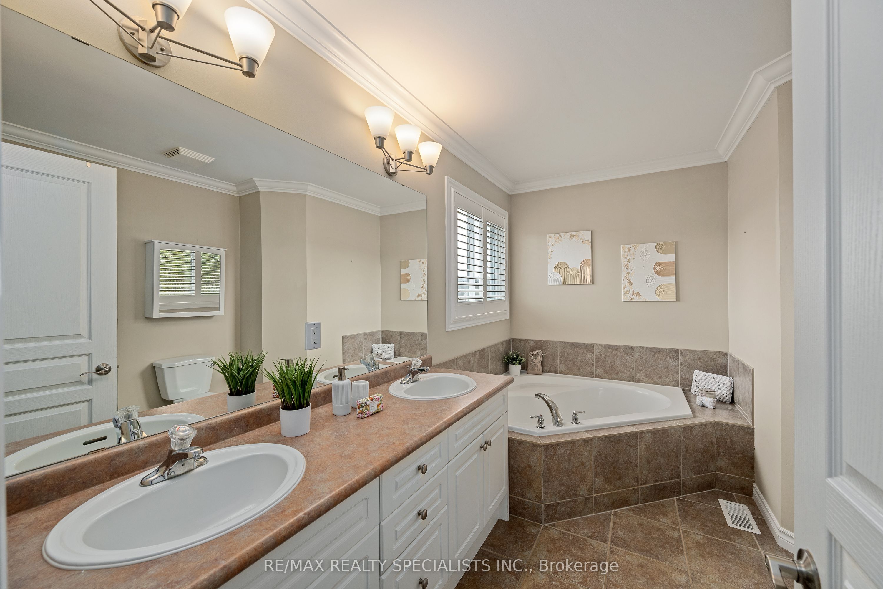 1865 Bayswater Crescent Property Photo 27