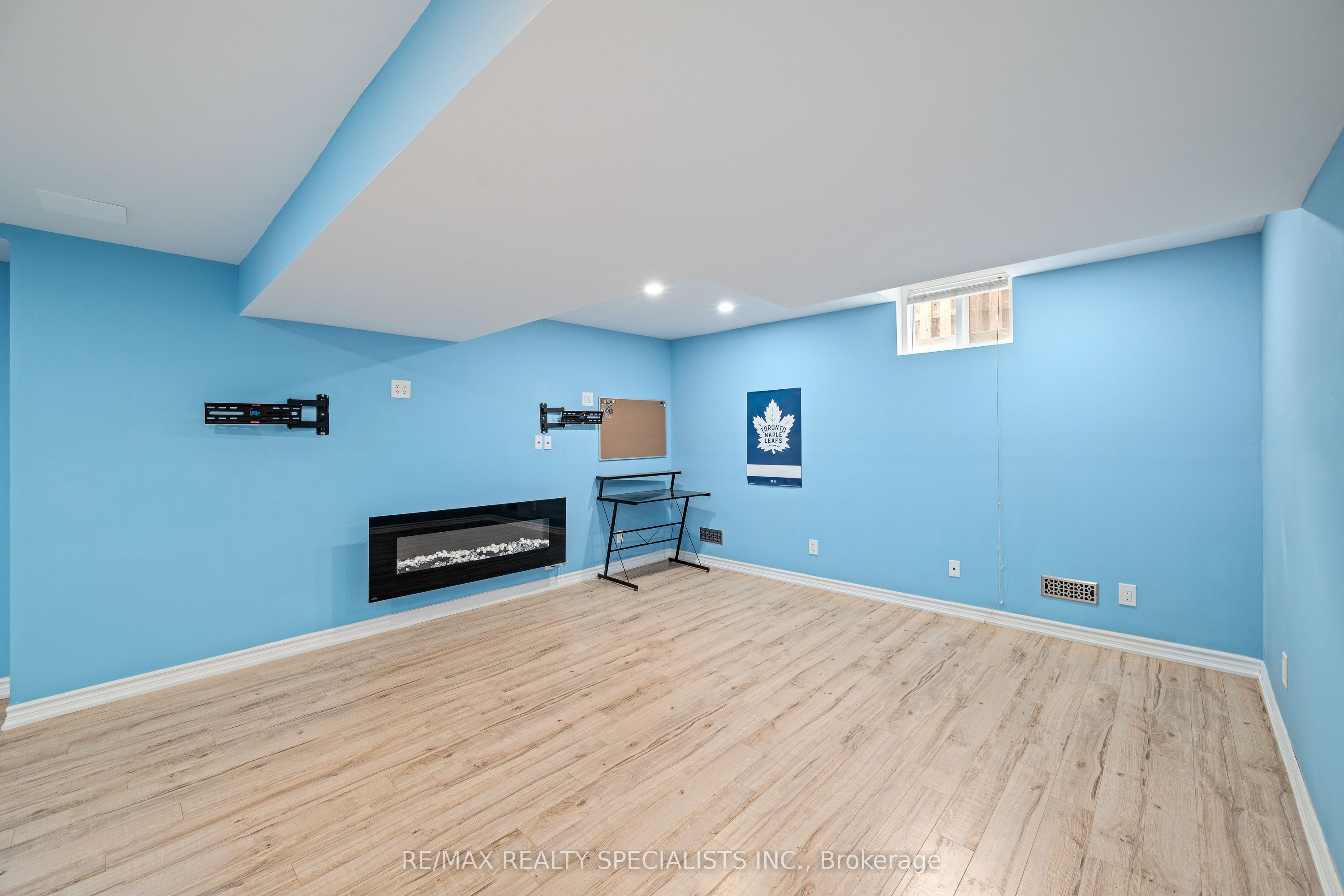 1865 Bayswater Crescent Property Photo 34