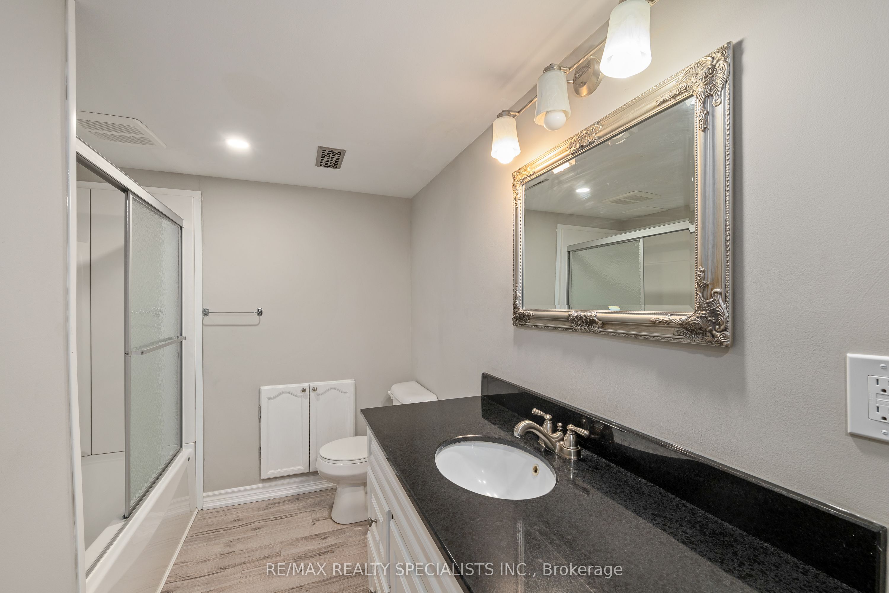 1865 Bayswater Crescent Property Photo 35