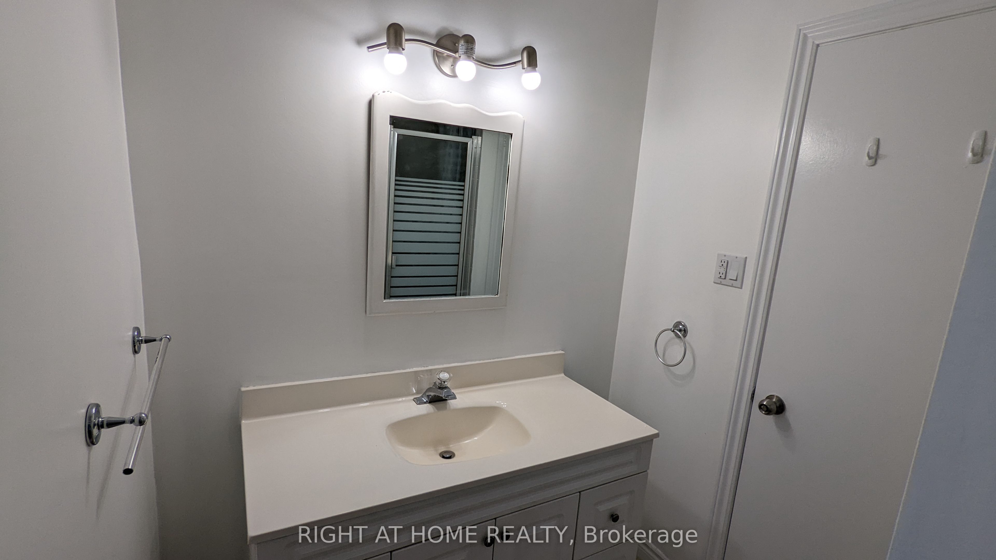 43 Glenayr Place Lower Unit Property Photo 8