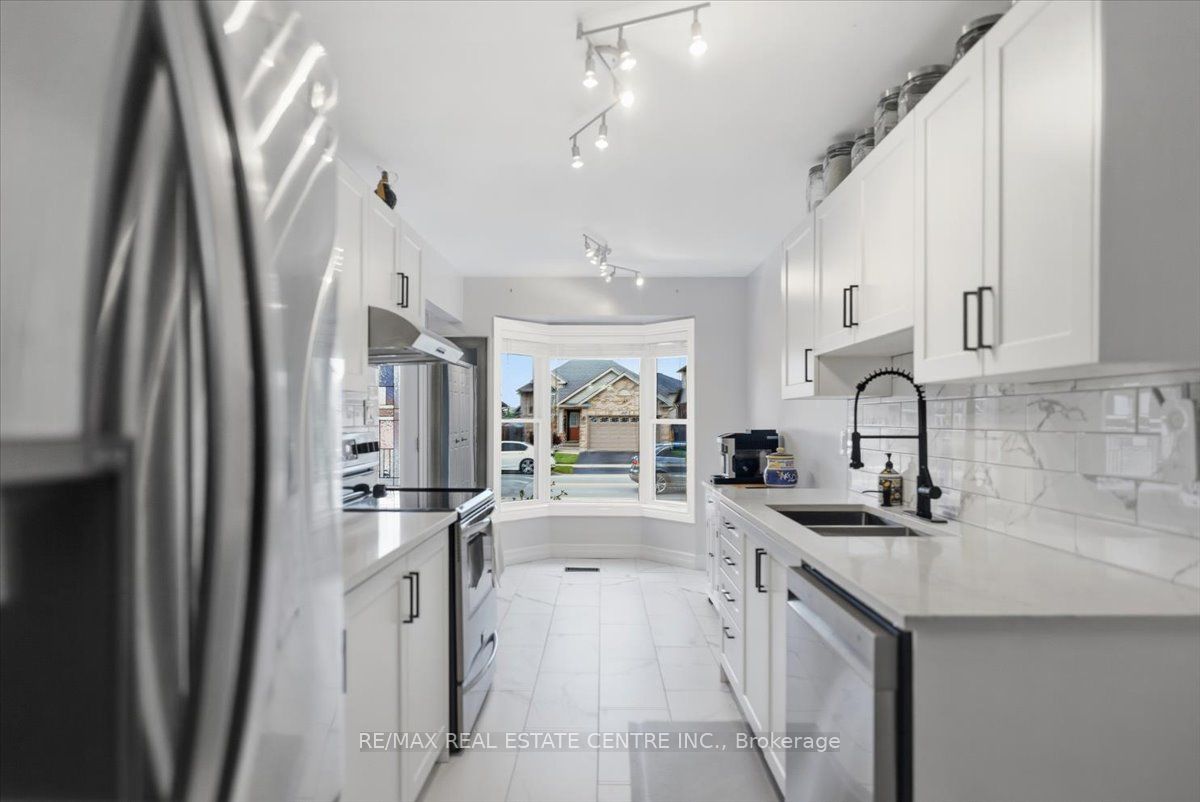 4804 John Street Property Photo 6
