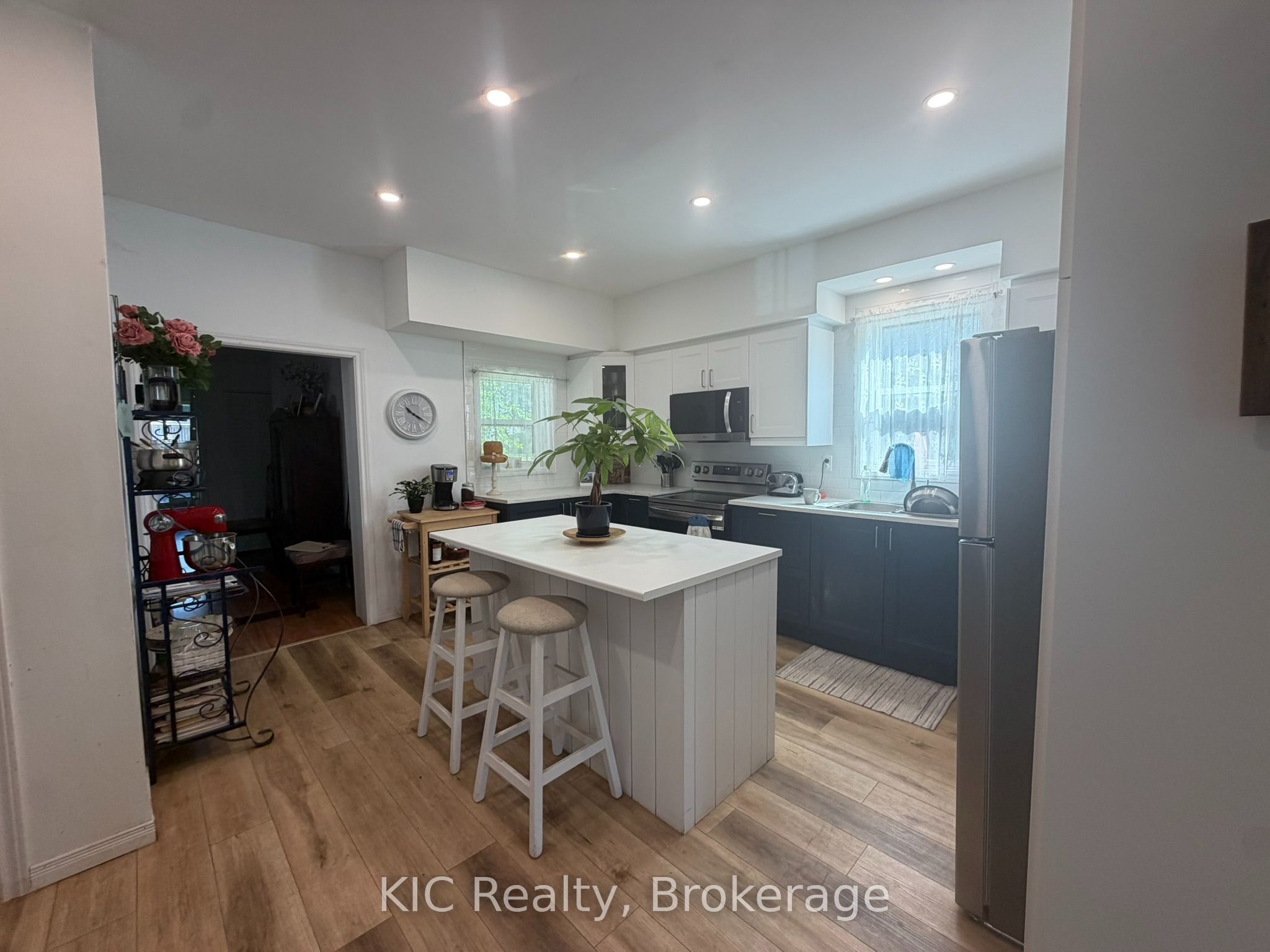 48 George Street E Property Photo 3