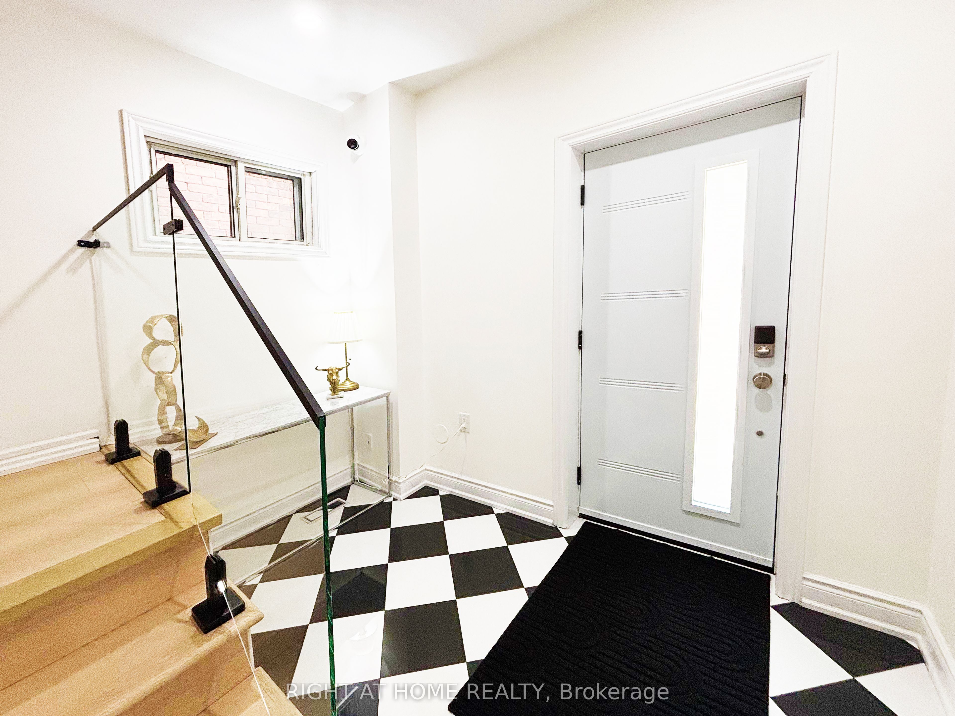 11 Holton Avenue N Upper Property Photo 6