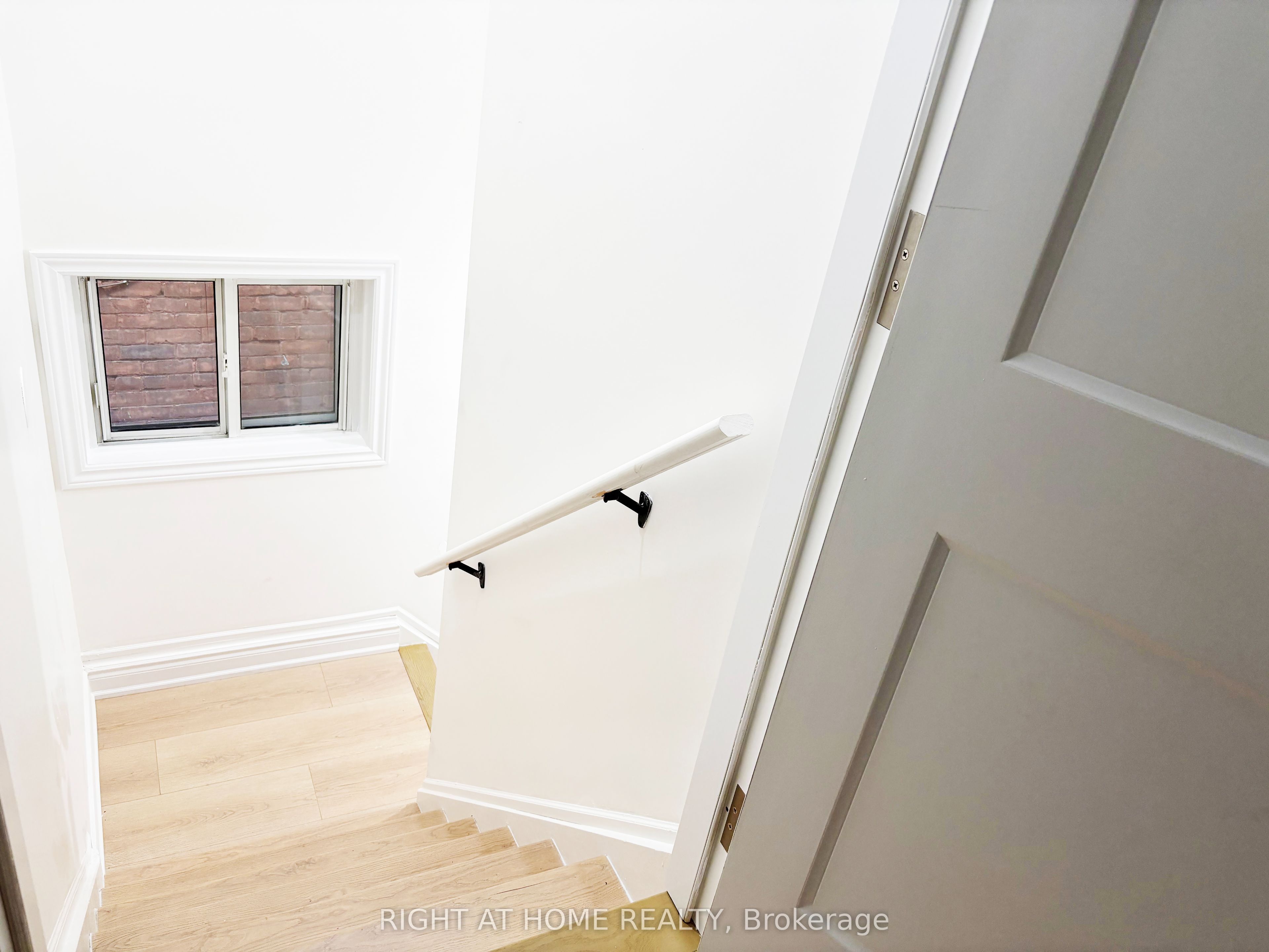11 Holton Avenue N Upper Property Photo 9