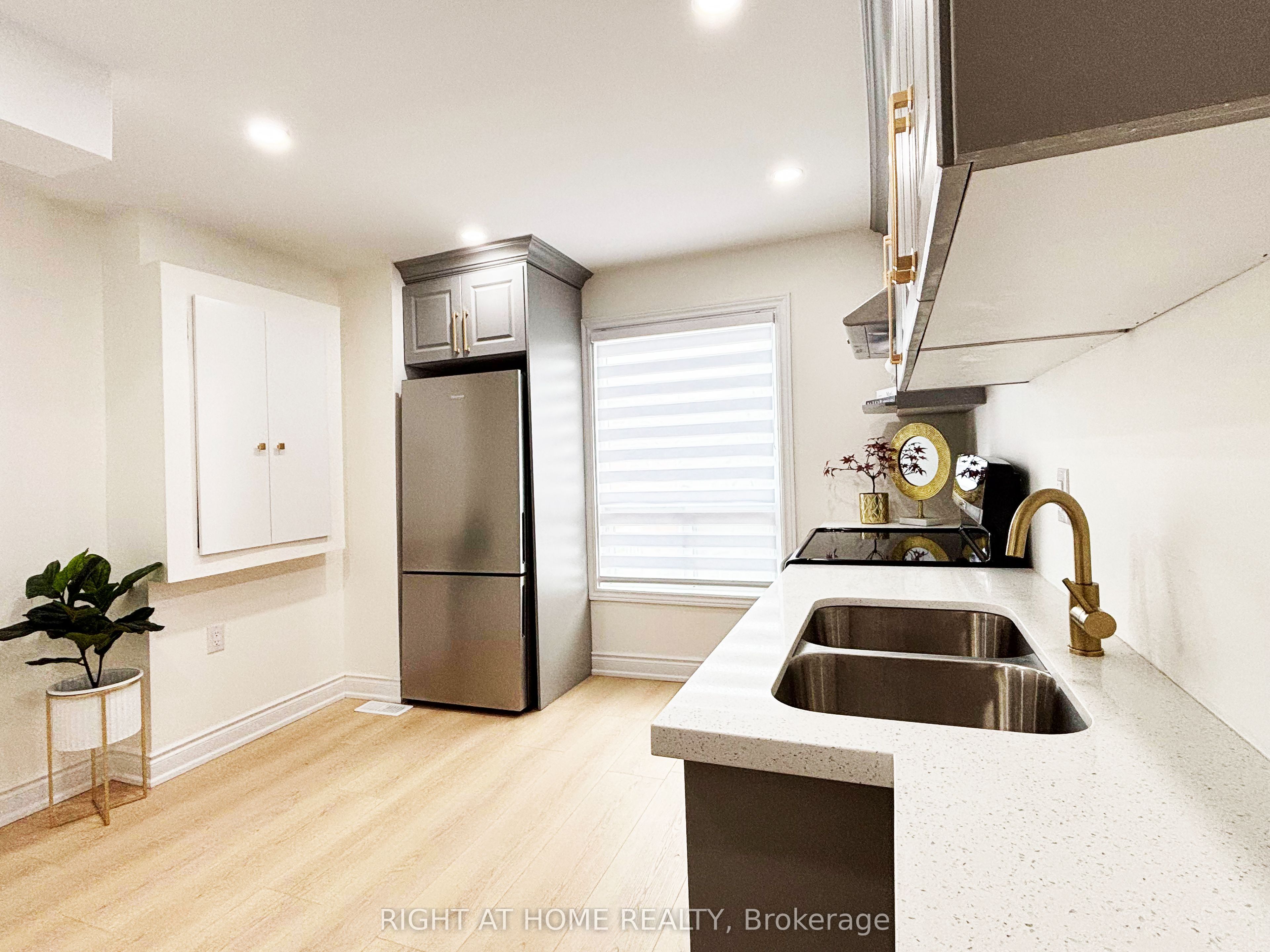 11 Holton Avenue N Upper Property Photo 12