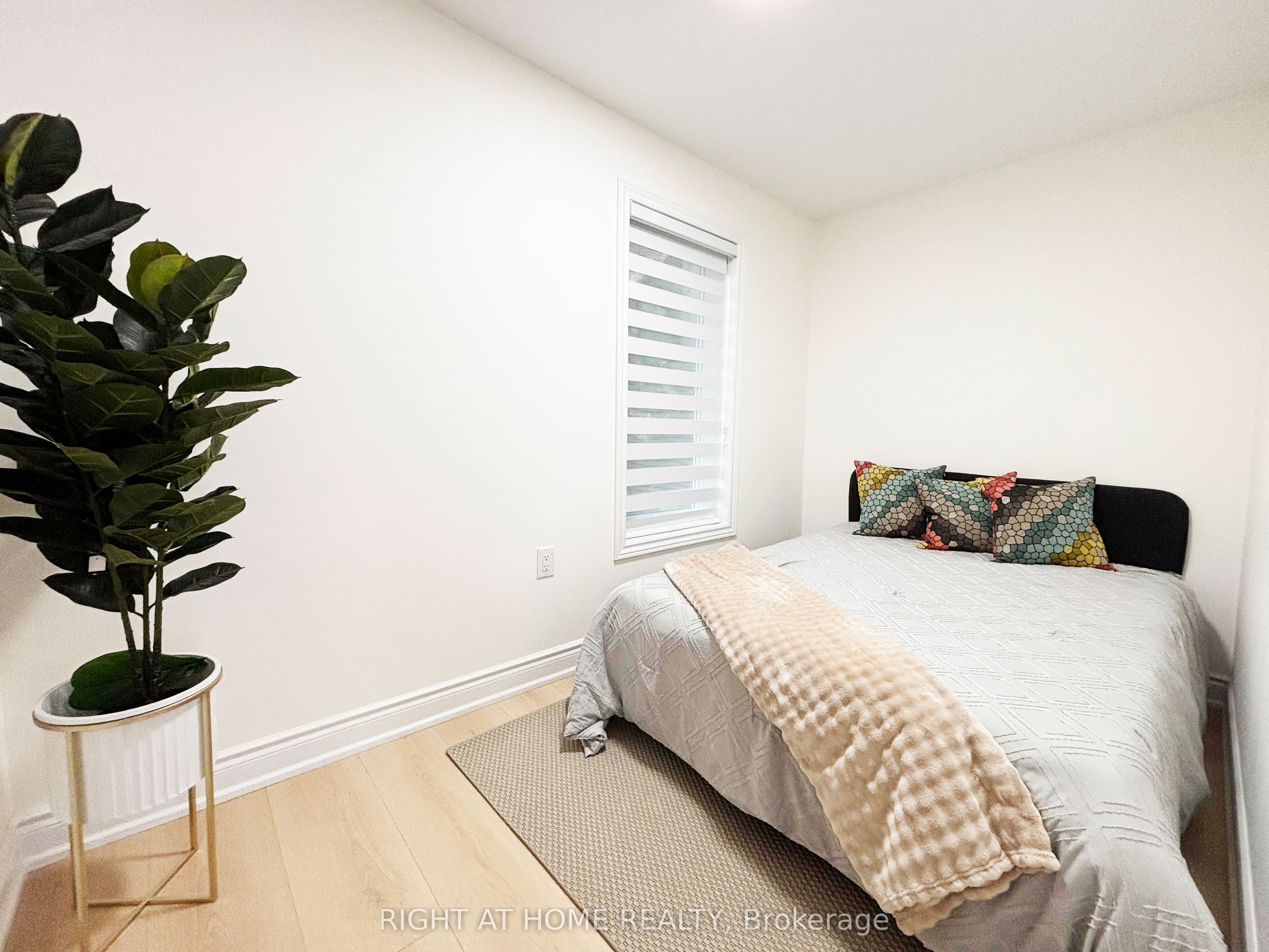 11 Holton Avenue N Upper Property Photo 22