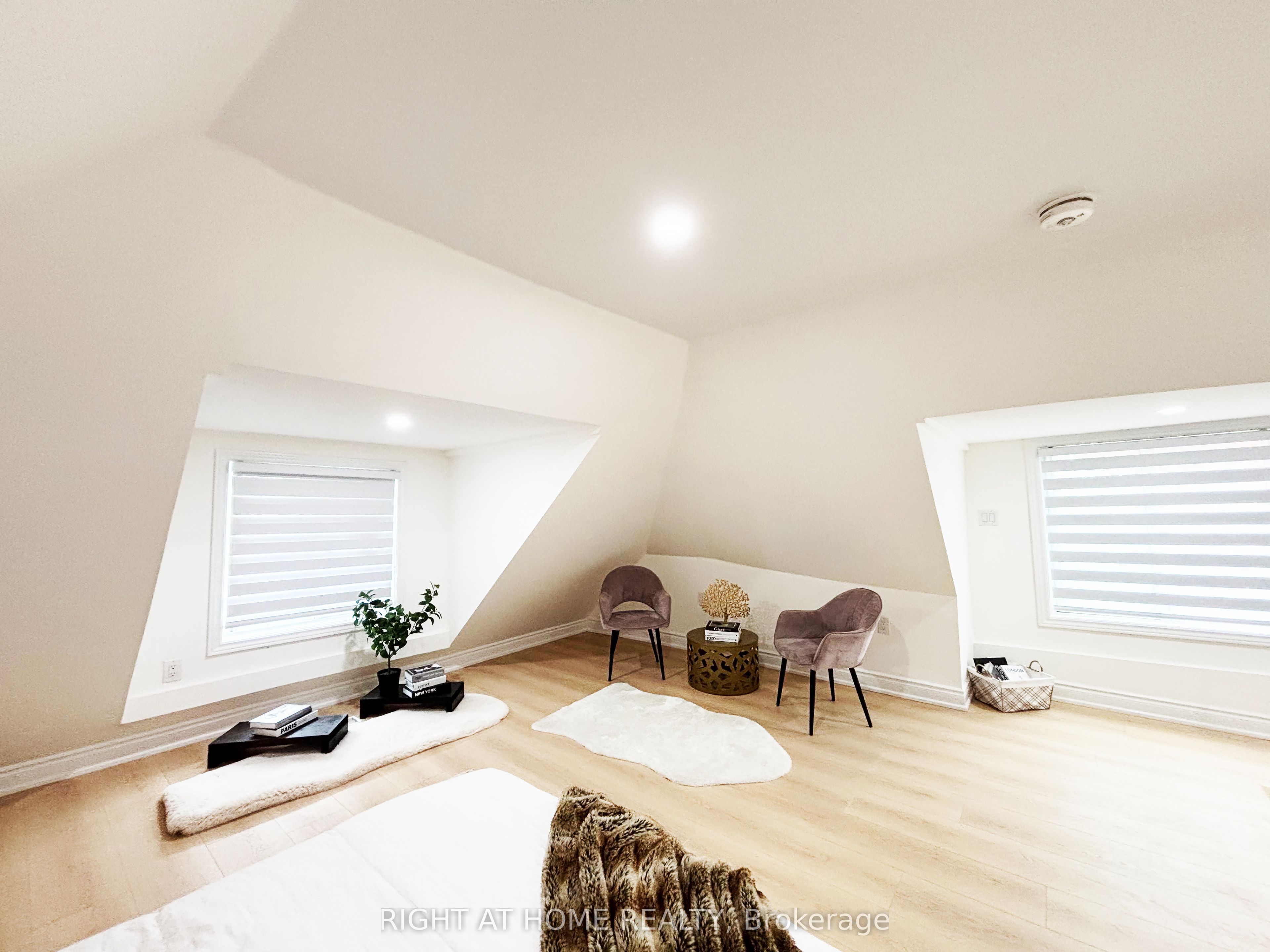 11 Holton Avenue N Upper Property Photo 34