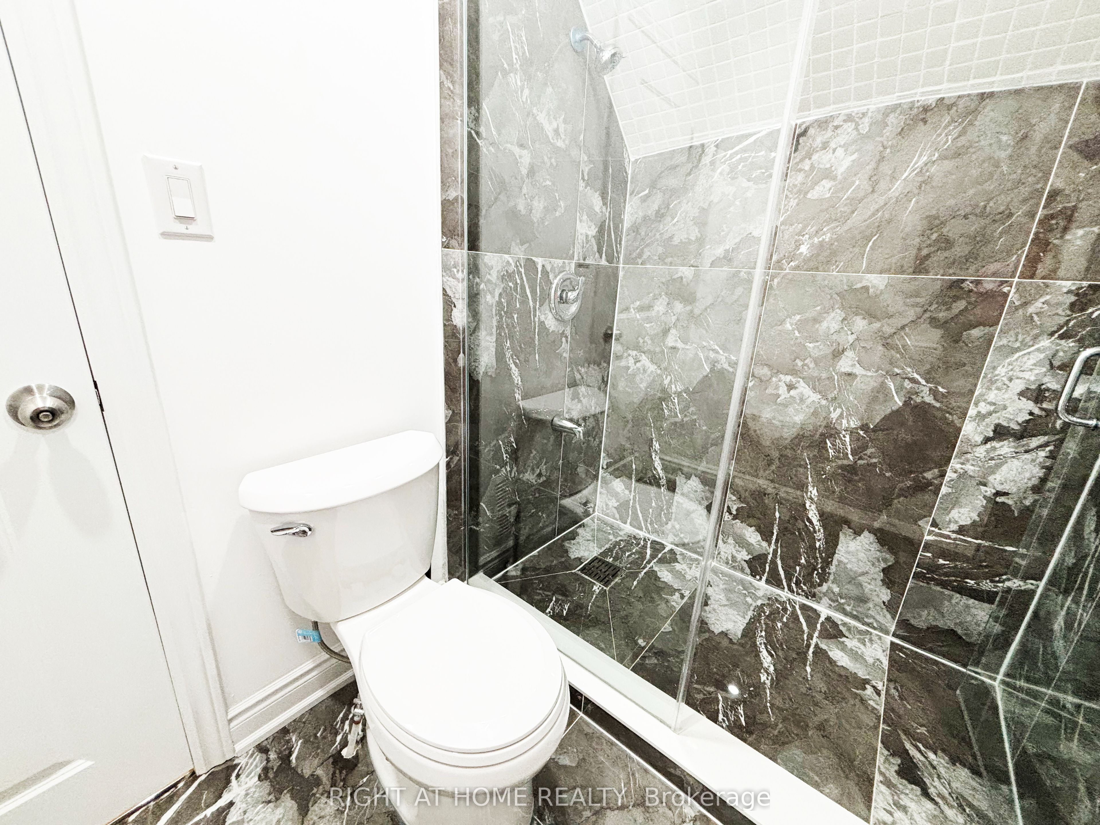 11 Holton Avenue N Upper Property Photo 40
