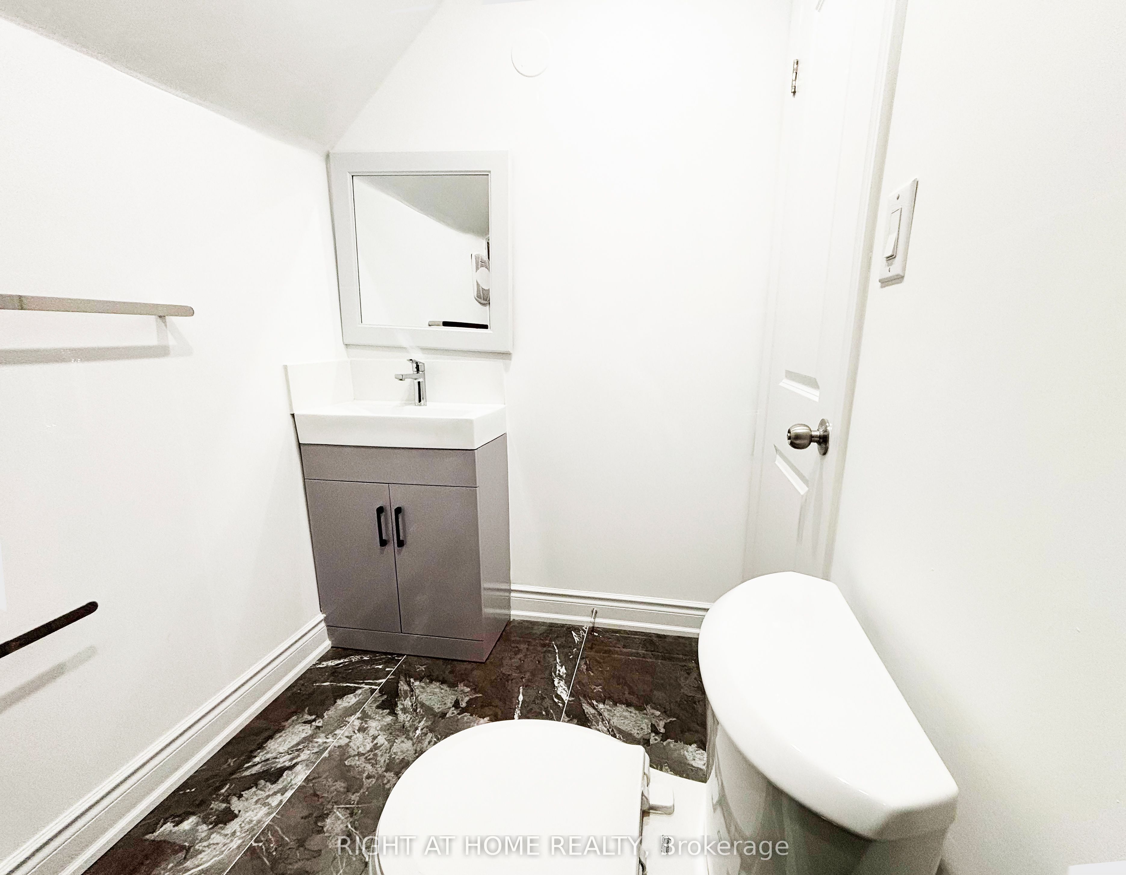 11 Holton Avenue N Upper Property Photo 41